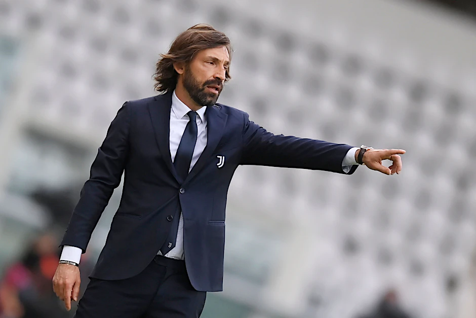 Der Anzug sitzt: Andrea Pirlo gibt Anweisungen an der Seitenlinie.