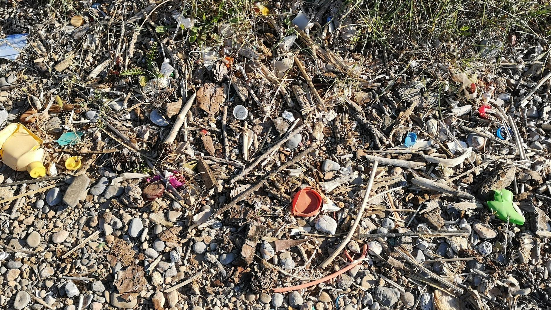 Ein KURIER-Leser schickt dieses Foto von einem griechischen Strand: Zwischen Sand und Steinen verstecken sich überall lose Flaschendeckel.
