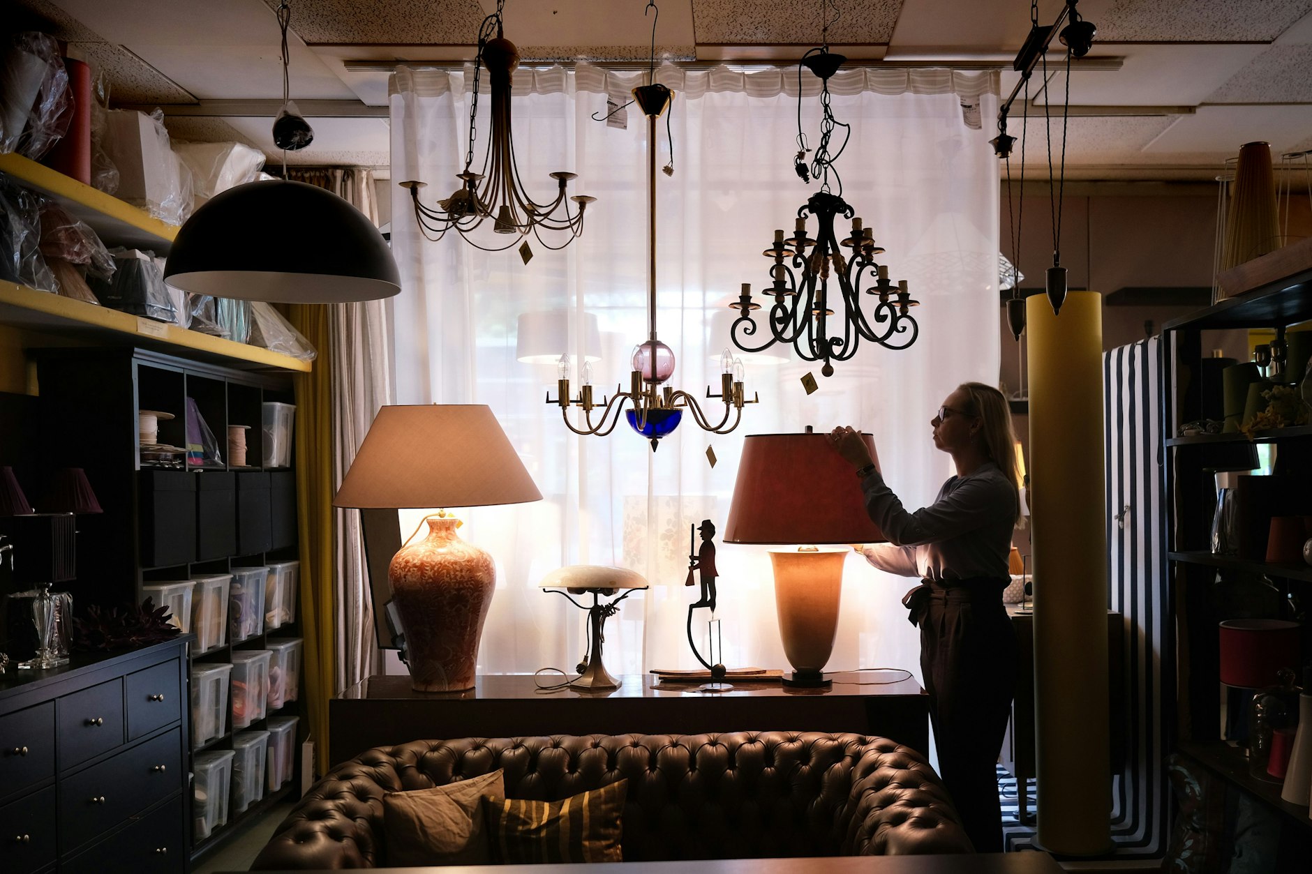 Lampenschirme zieren das Geschäft der Berliner Unternehmerin.  

