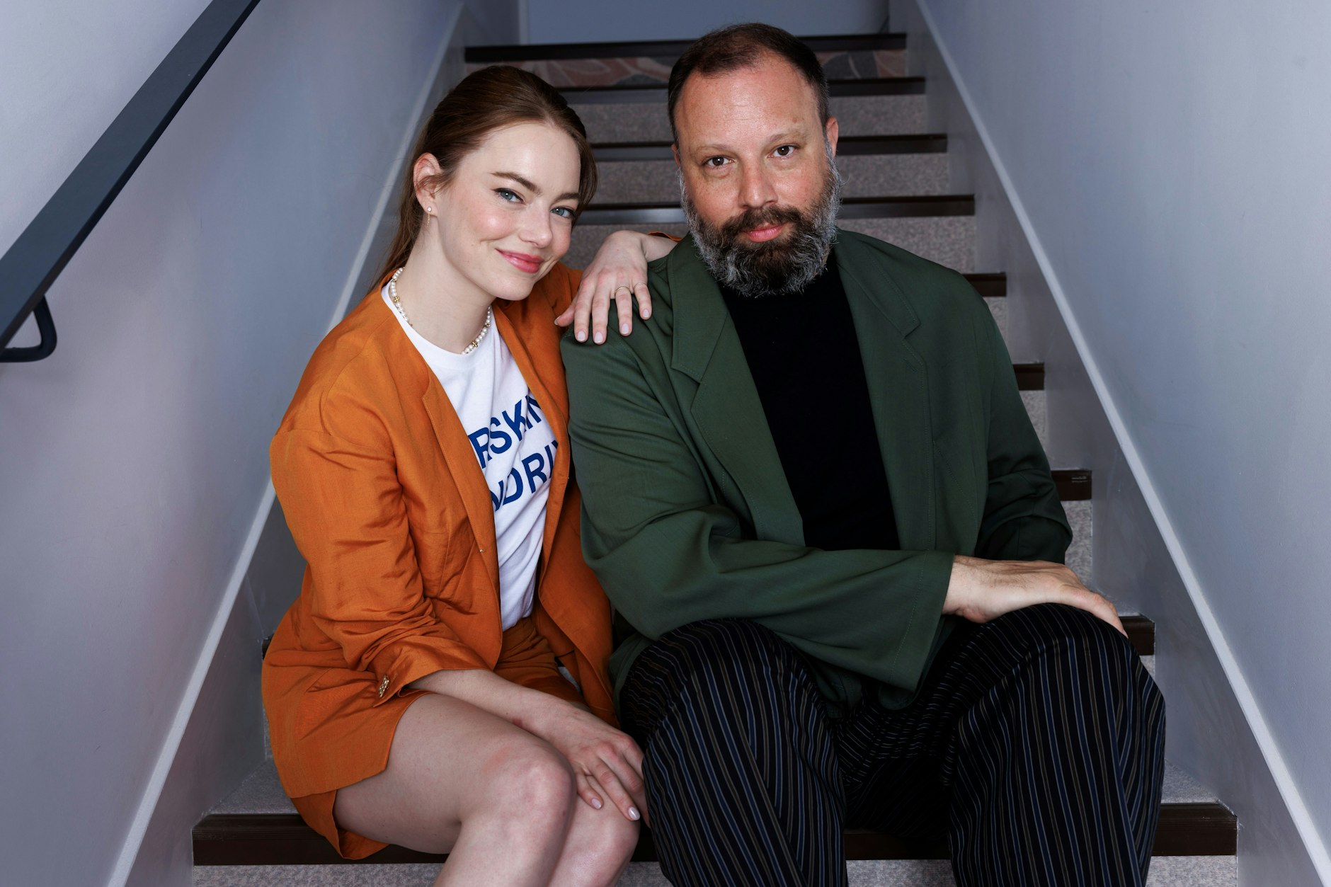 Schauspielerin Emma Stone und Regisseur Yorgos Lanthimos posieren bei den Filmfestspielen in Cannes im Mai. Dort hatten sie ihren Film „Kinds of Kindness“ vorgestellt.