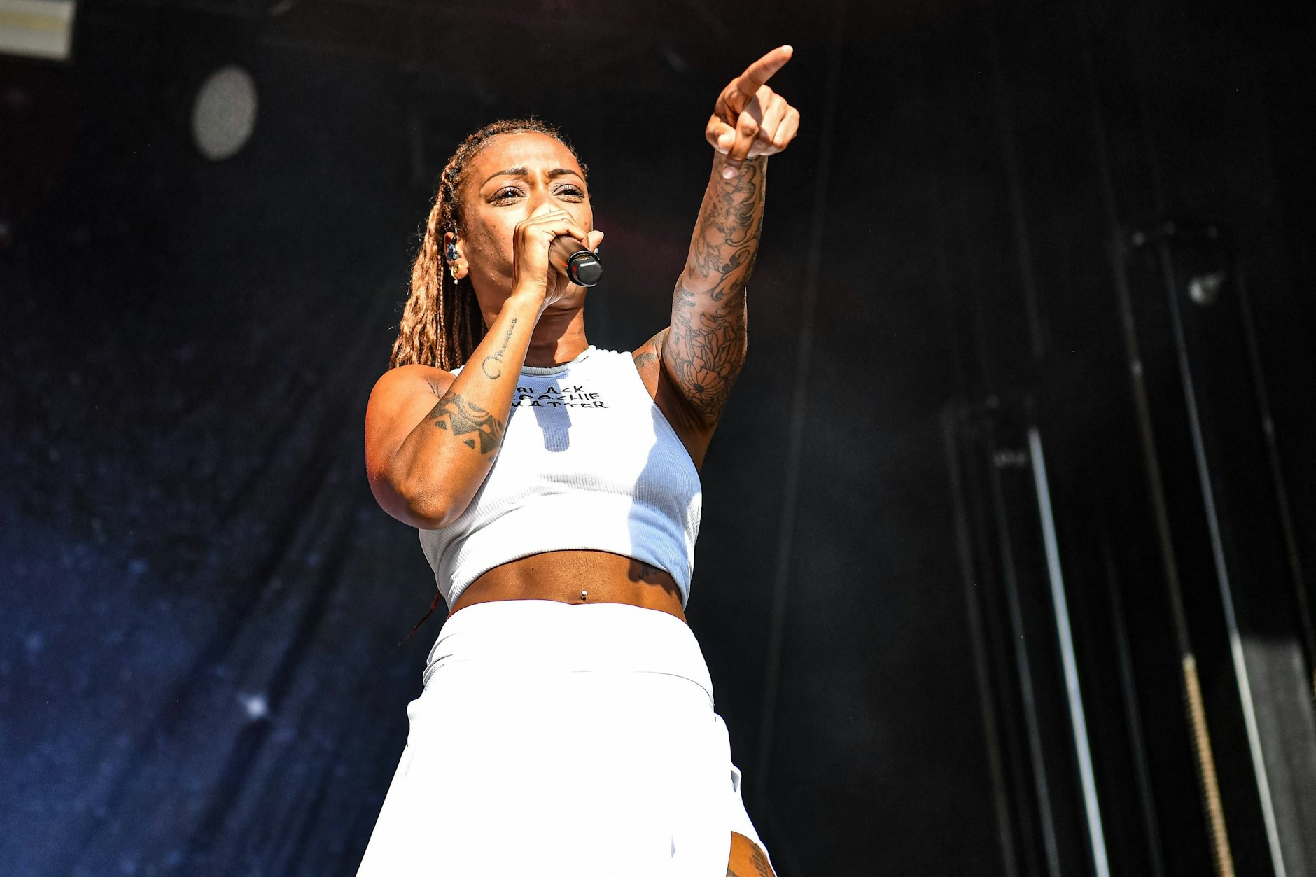 Provokation pur. Der geplante Auftritt der umstrittenen Rapperin Nura (35) auf der Fanmeile wurde kurzfristig gecancelt