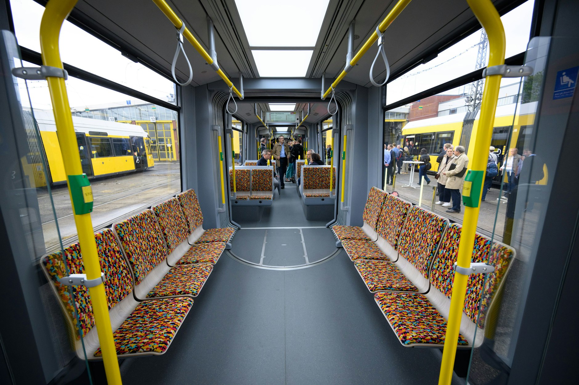 Die Deckenleuchten im neuen Urbanliner wirken wie Oberlichter. Je nach Tages- und Jahreszeit verändert die Beleuchtung ihre Farbtemperatur.