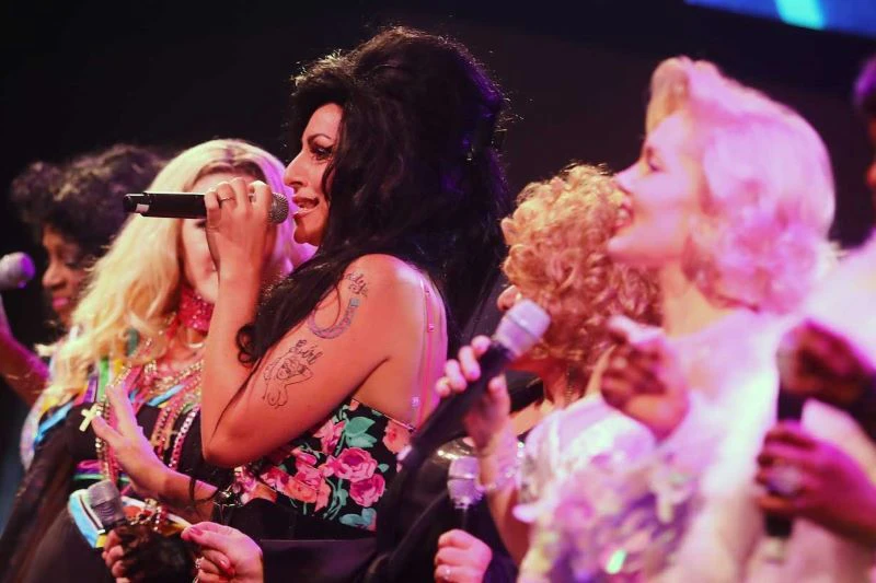 Mit dabei die Doppelgängerin von Amy Winehouse (1983–2011), bekannt für ihre einzigartige Stimme und ihren Mix aus verschiedenen Musikgenres wie Soul, Jazz und R&B.