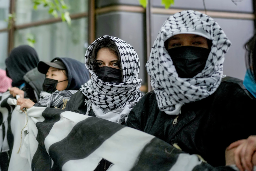 Nahost-Konflikt in Berlin: Senat verbietet Hamas-Dreiecke und eine Schule feiert mit Wachschutz