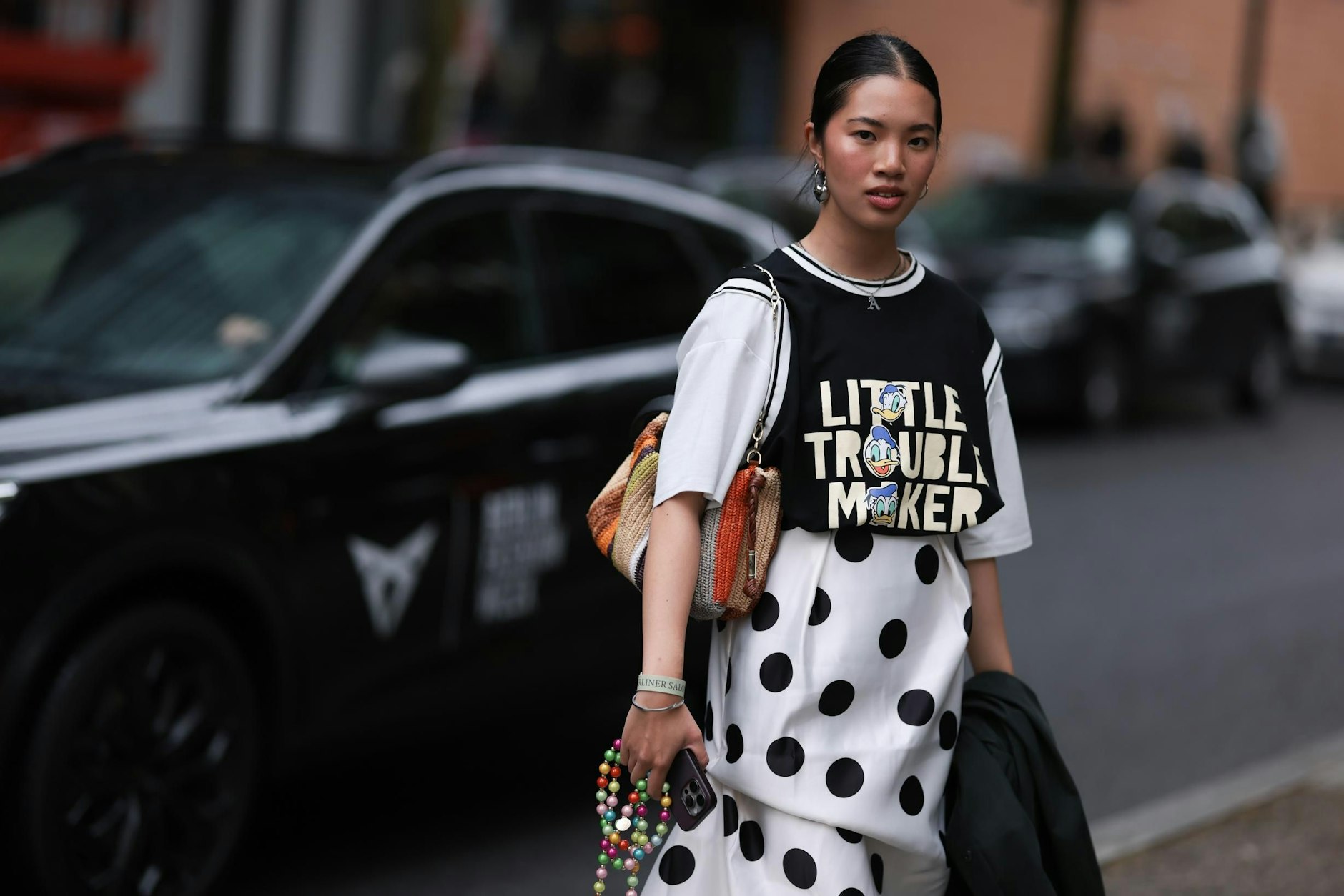 Motto-Shirts sind so eine Sache, aber vielleicht ist diese Dame wirklich ein „Little Trouble Maker“? Ihre Freunde und Kollegen werden es wissen.