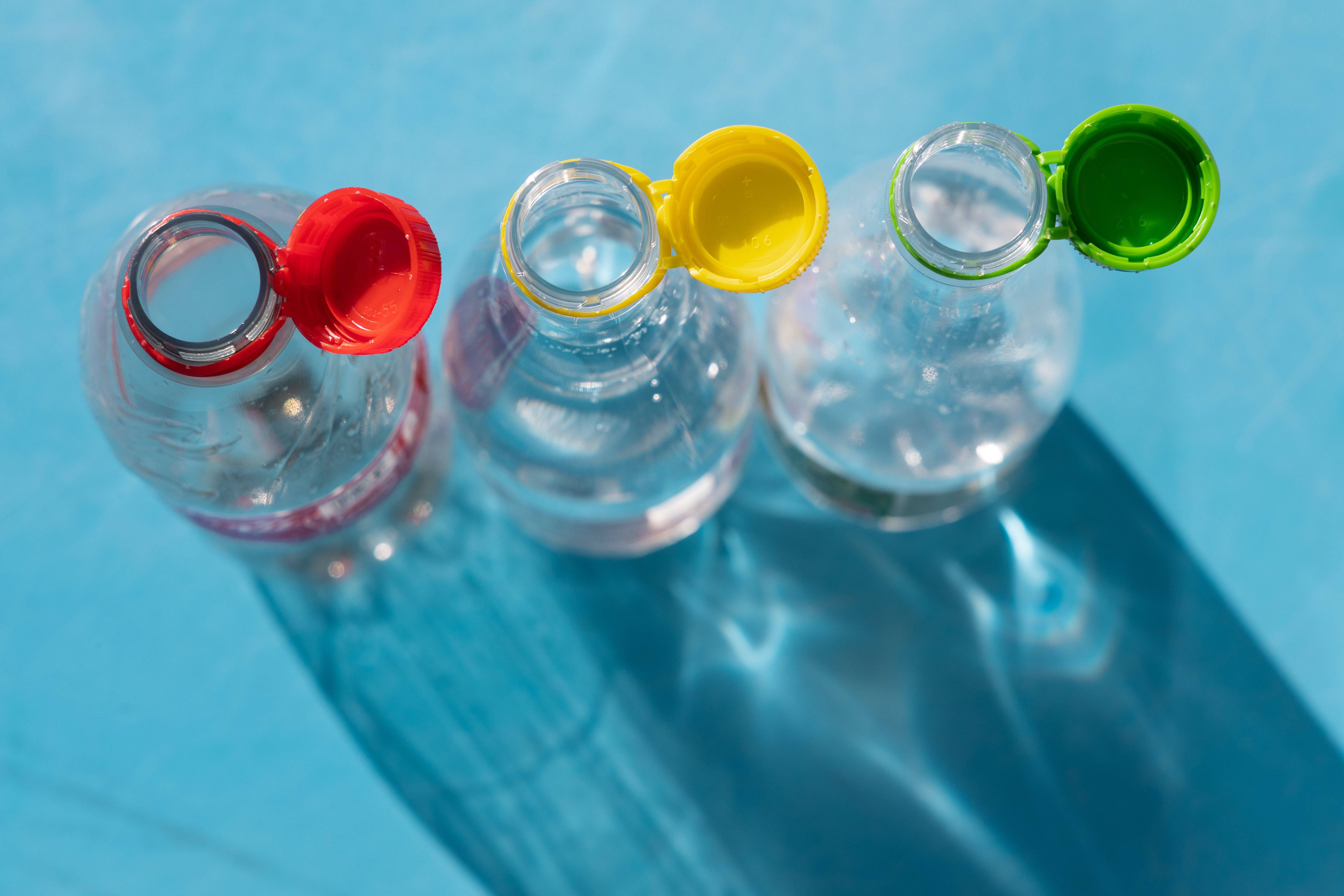 Stimmen Sie ab! Feste Flaschen-Deckel: Was halten Sie von „Tethered Caps“?