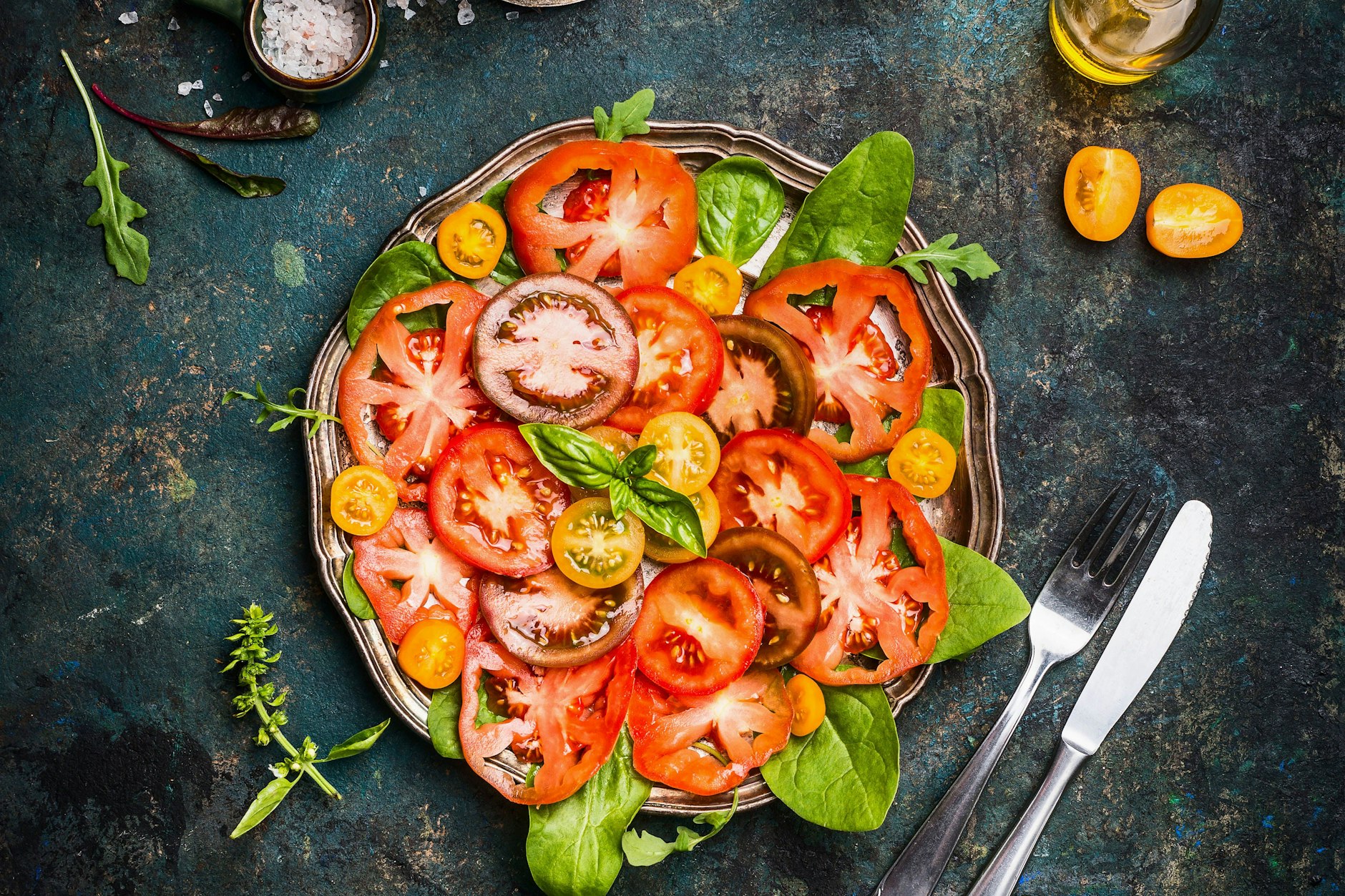 Tomatensalat kann an Sommertagen auch gut die Hauptmahlzeit sein, perfekt dazu passt Ciabatta-Brot. 
