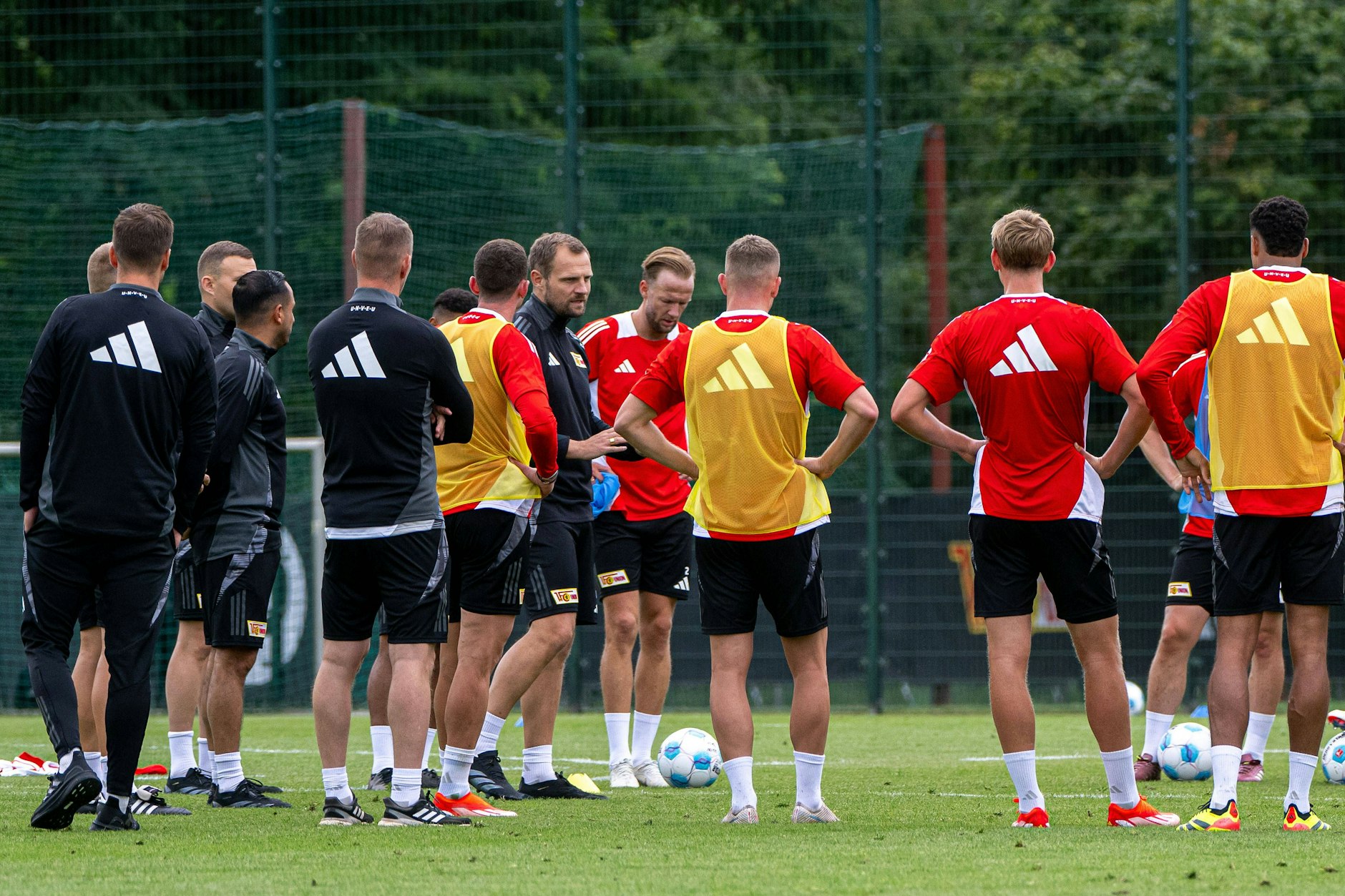Die erste Ansprache auf dem Platz: Bo Svensson (44, M.), neuer Cheftrainer des 1. FC Union, startete am Mittwoch in die Vorbereitung.&nbsp;