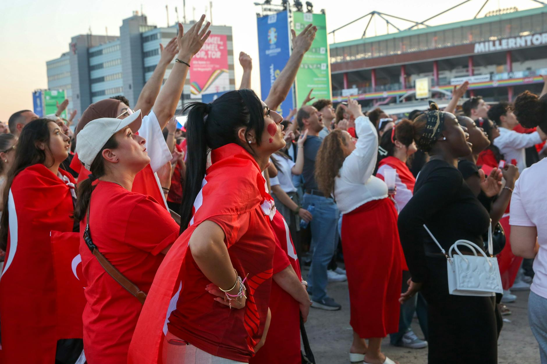 Während des EM-Spiels hat ein Mann einen Kinderwagen weggeschoben. 
