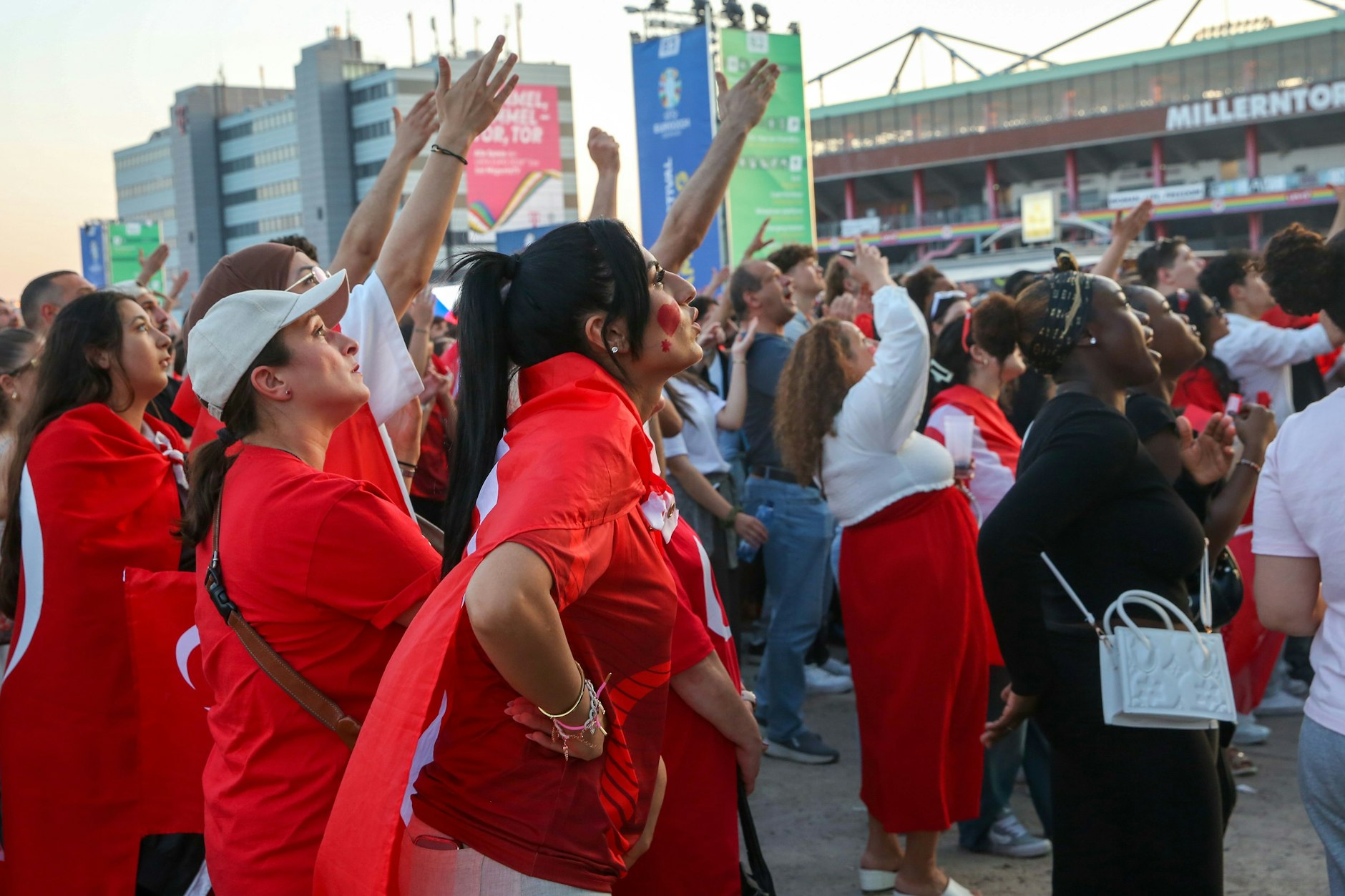 Während des EM-Spiels hat ein Mann einen Kinderwagen weggeschoben.&nbsp;