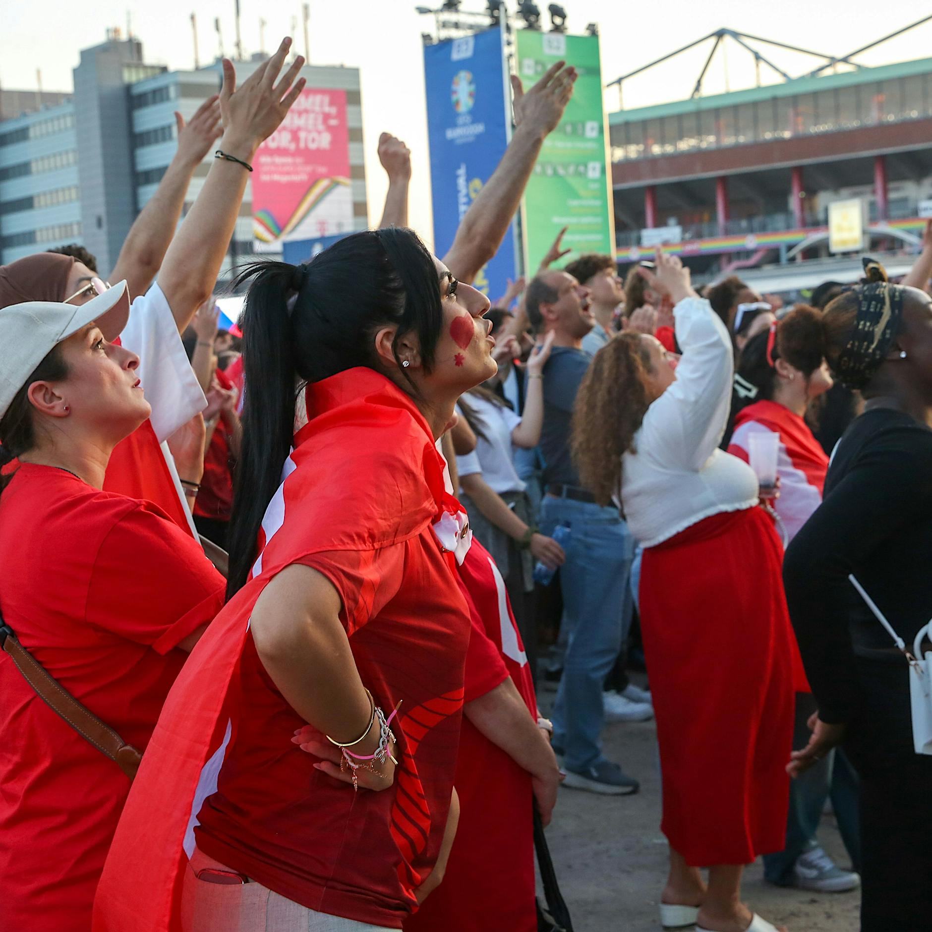 EM 2024: Mann schiebt fremden Kinderwagen beim Public-Viewing weg
