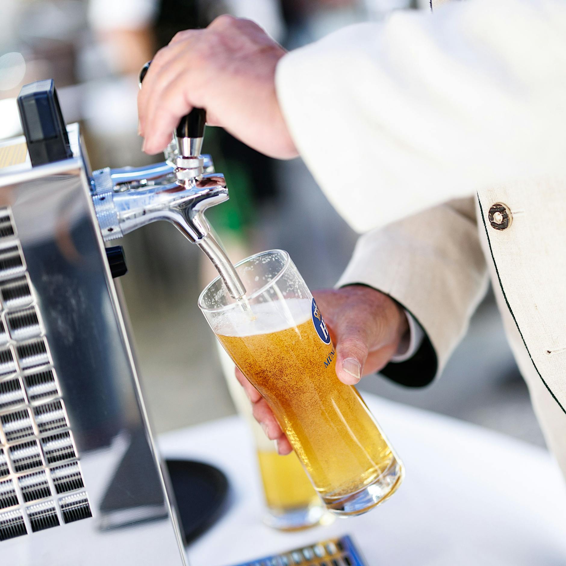 Mann aus Lettland bezahlt 16 Biere einzeln mit Karte – bayerischer Wirt ruft die Polizei