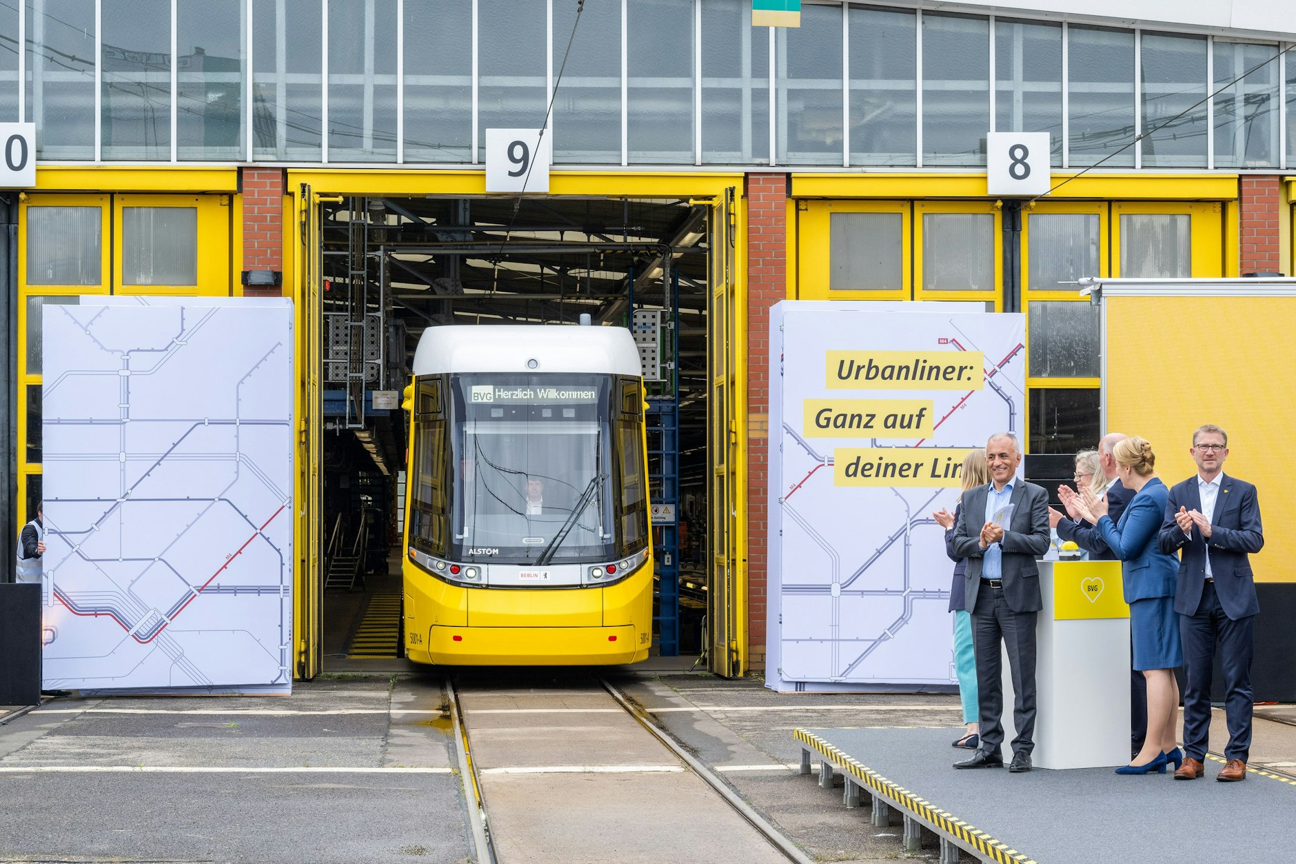 Kai Wegner und Franziska Giffey bei der Vorstellung der neuen Straßenbahn.