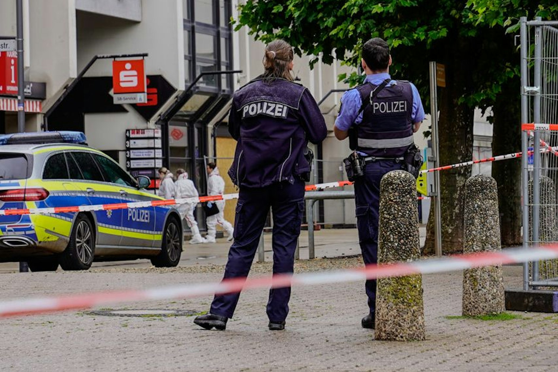 In einer Sparkasse in Saarlouis wurde eine Leiche gefunden. Polizisten sind im Einsatz.