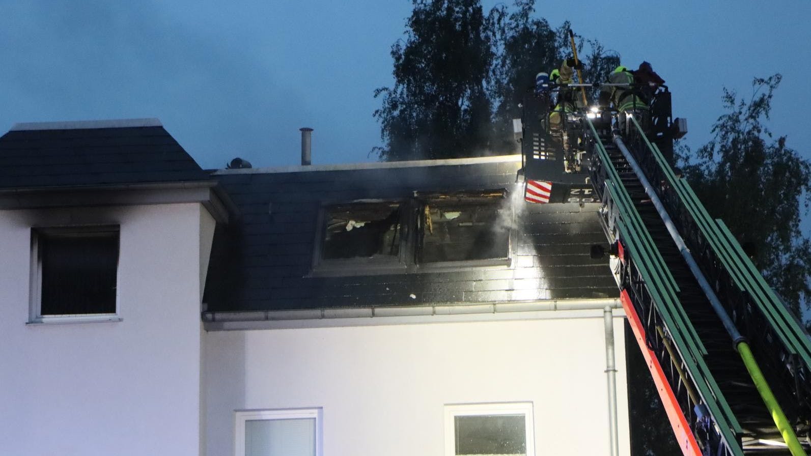 Beim Brand in Mariendorf wurde eine Person lebensgefährlich verletzt.