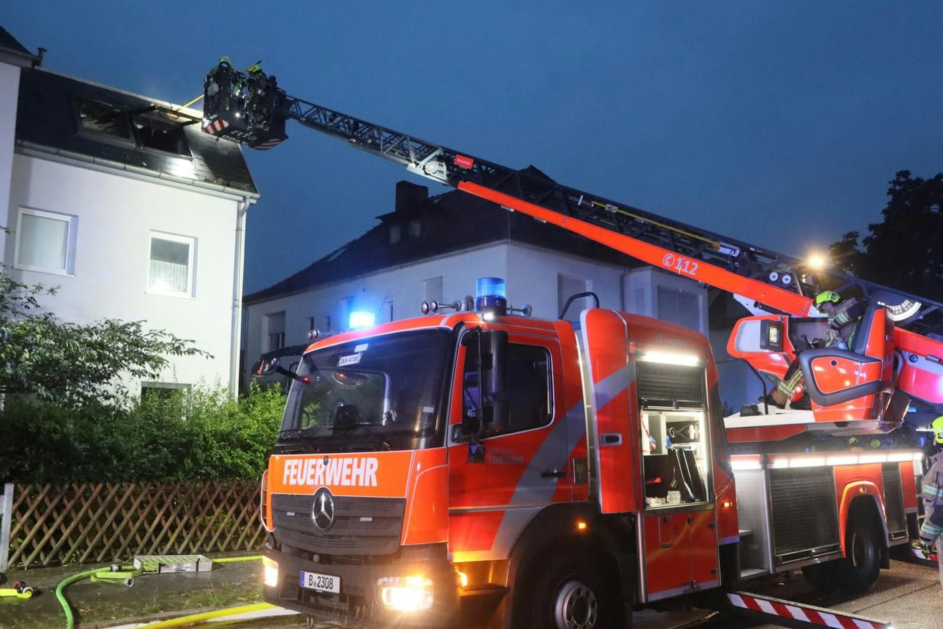 In der Nacht kam es zu einem Wohnungsbrand in einer Dachgeschosswohnung im Dardanellenweg.