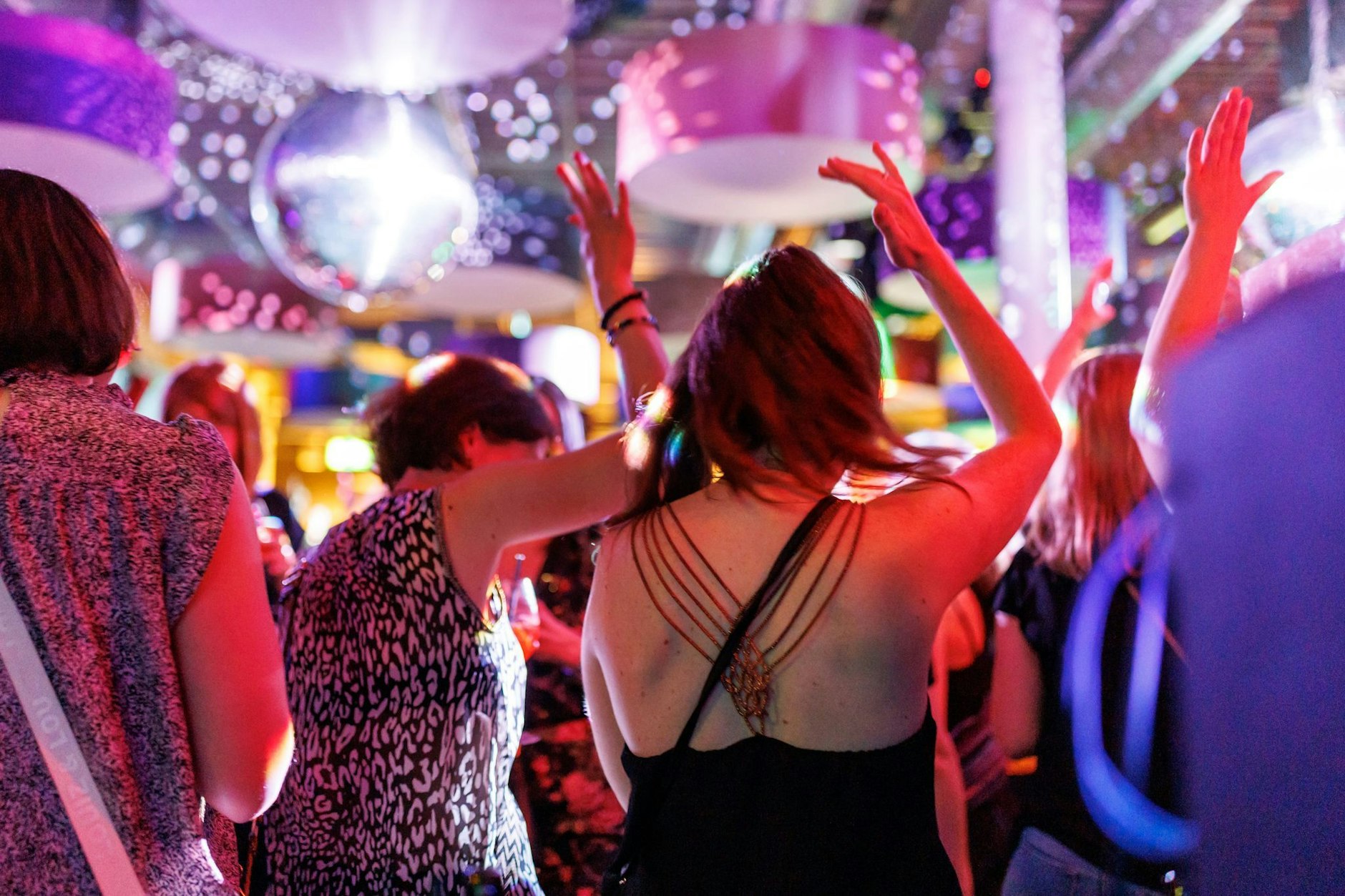 Besucherinnen einer Party. Ein Abiball lief in Neuzelle aus dem Ruder.&nbsp;