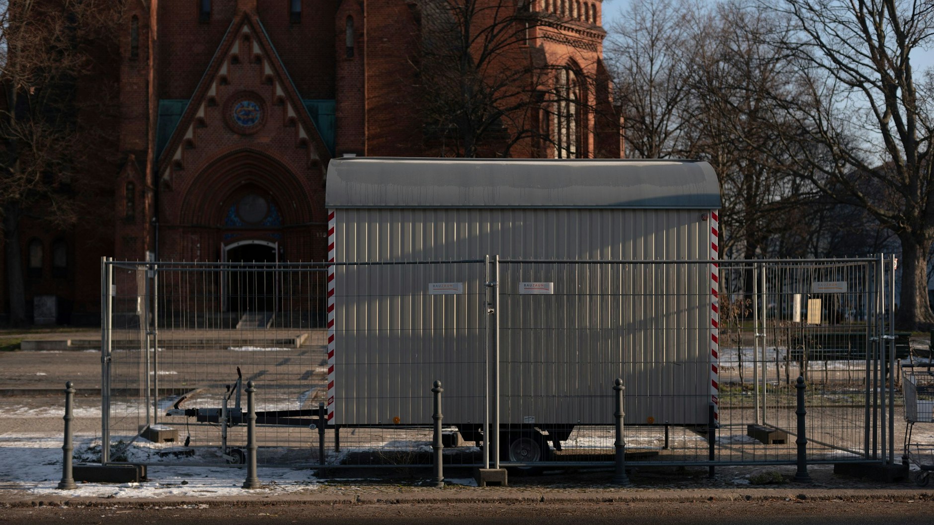 Der Fixpunkt, wie der Bauwagen auf dem Leo genannt wird, stellt sauberes Kochbesteck für User*innen bereit und stellt auch sonst Hilfe und Unterstützung zur Verfügung.