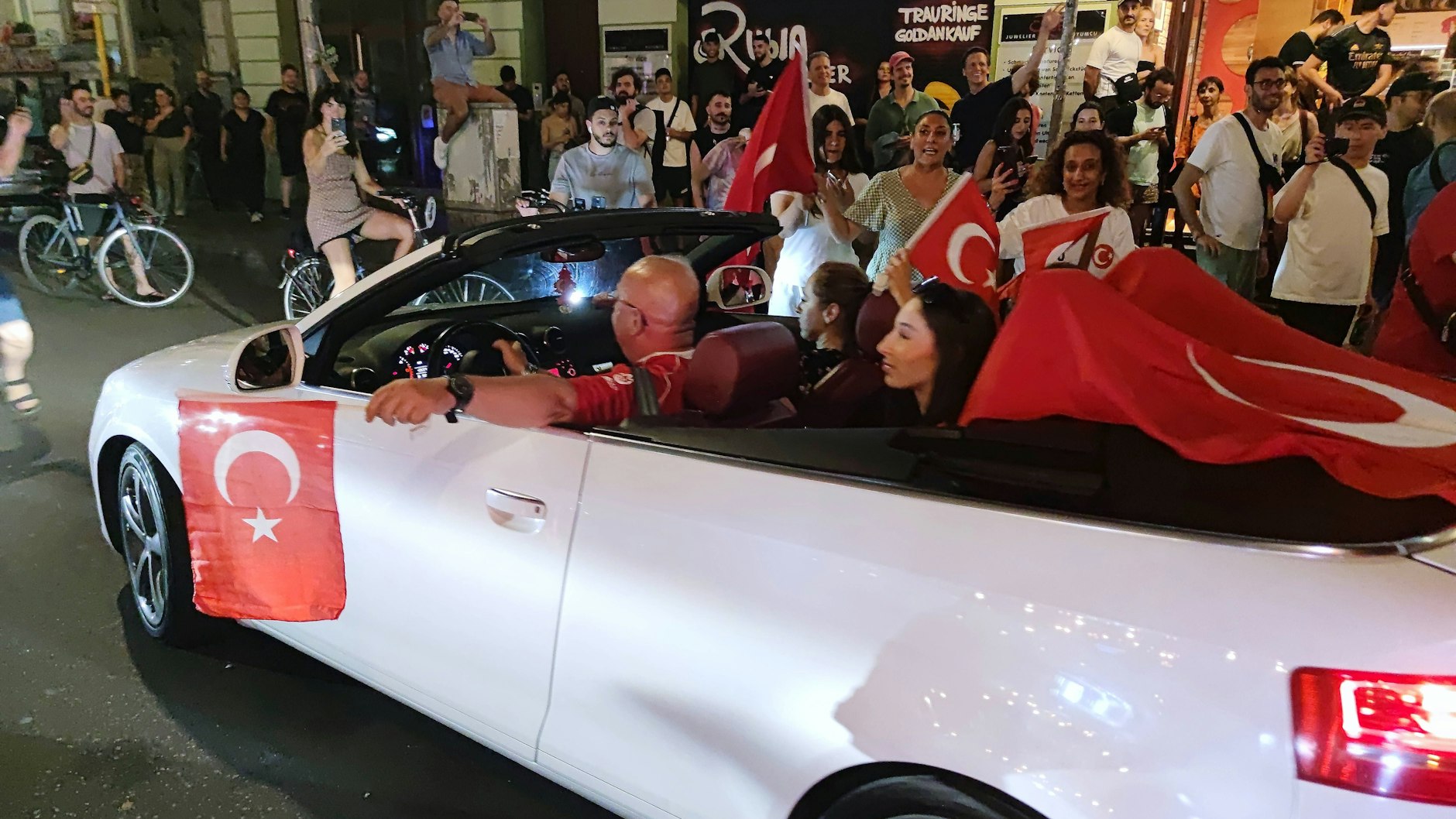 Die Türken in Berlin feiern bei der EM ihre Mannschaft gern mit Autokorsos.