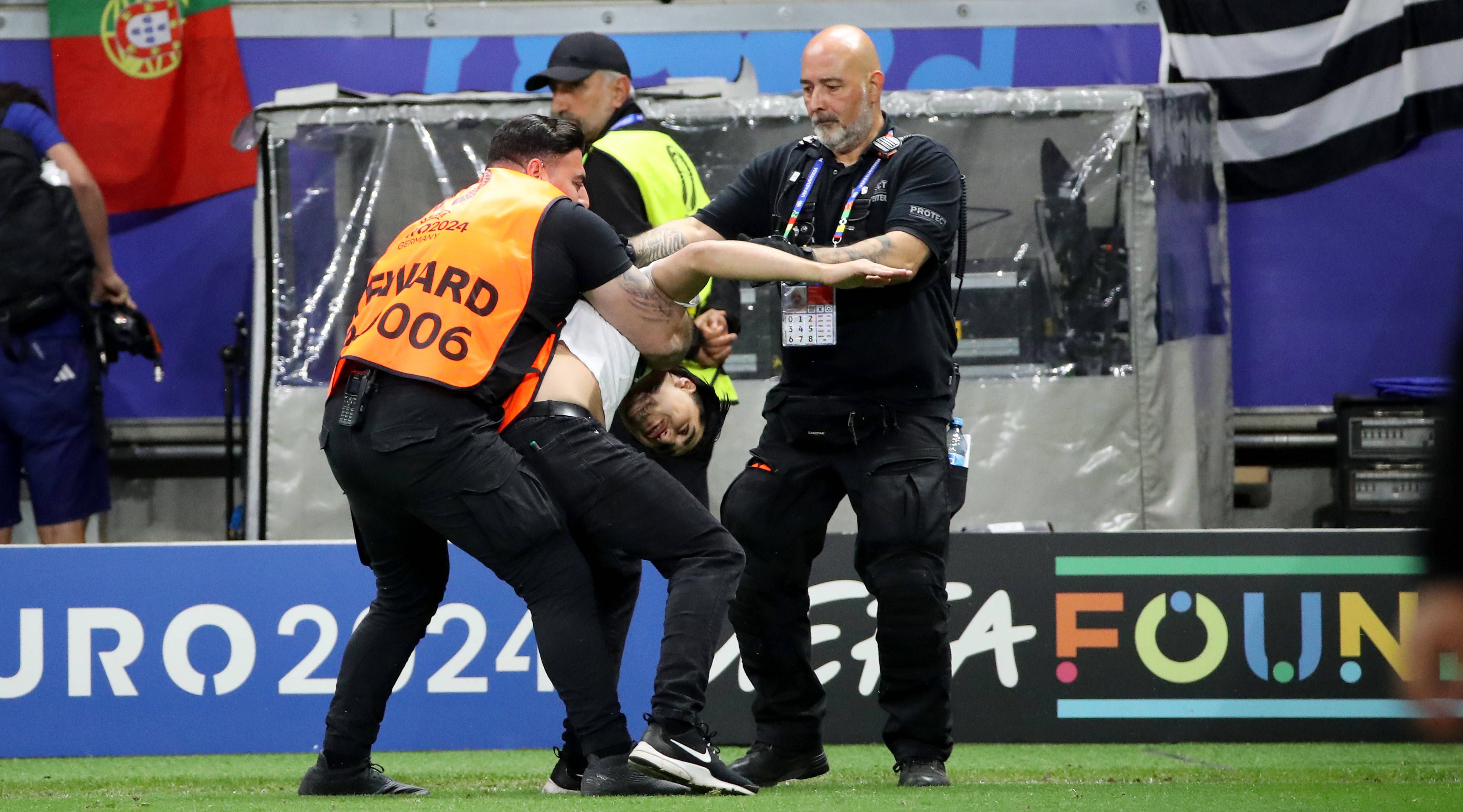 Video: Fan heftig verprügelt, Polizei ermittelt gegen brutale Ordner