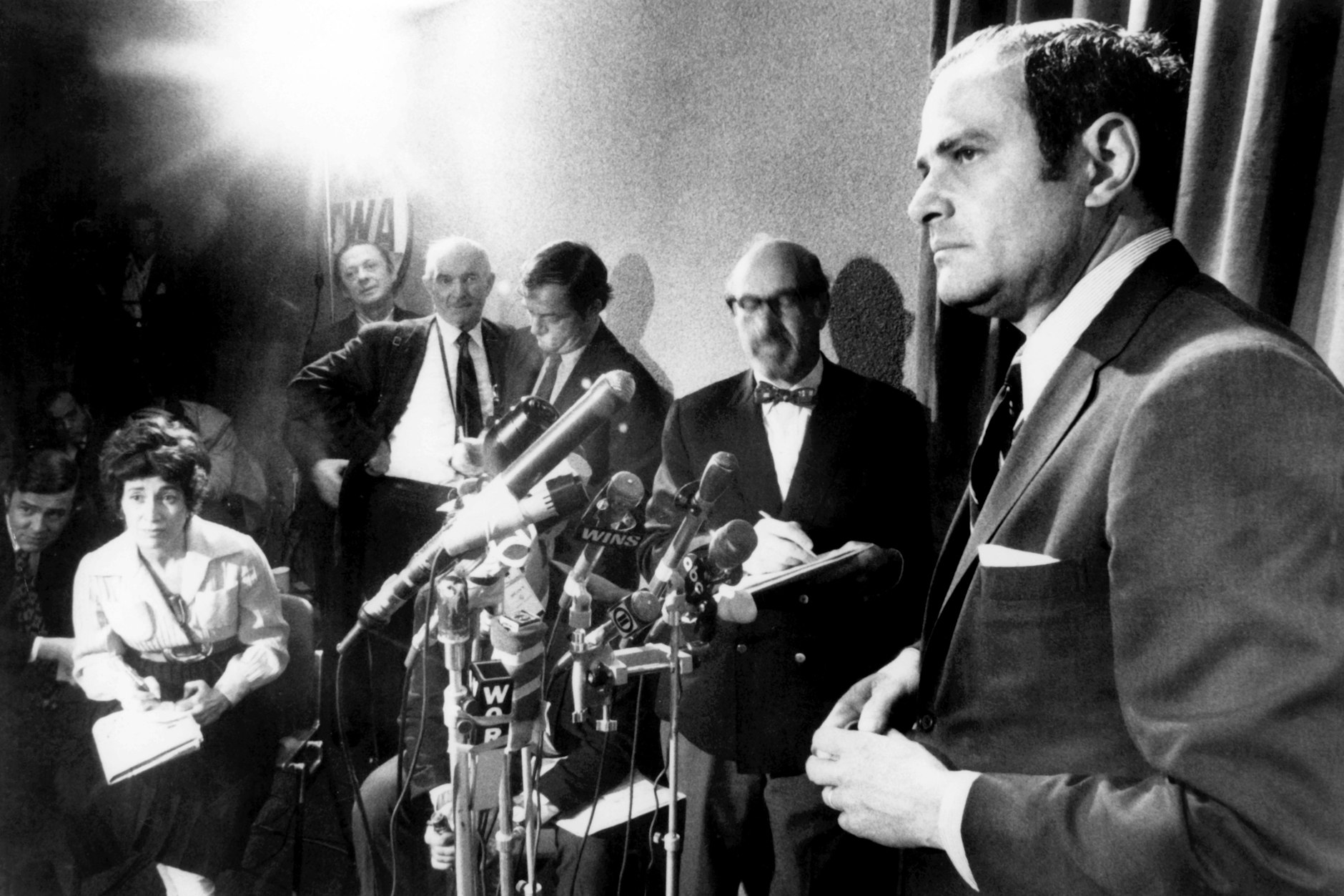 16.06.1971: Arthur Sulzberger (r), Herausgeber der New York Times, äußert sich zu einer gerichtlichen Verfügung gegen eine in der New York Times veröffentlichten Studie über die brisanten Pentagon Papers.