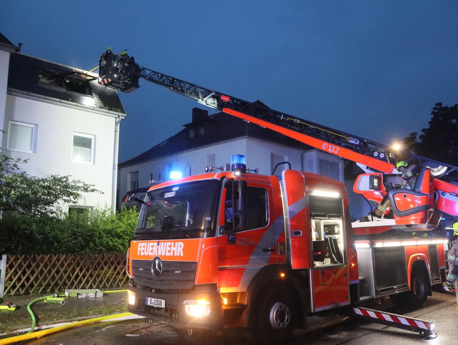 Image - Horror-Brand in Mariendorf: Lebensgefahr nach Rettung aus Dach-Wohnung