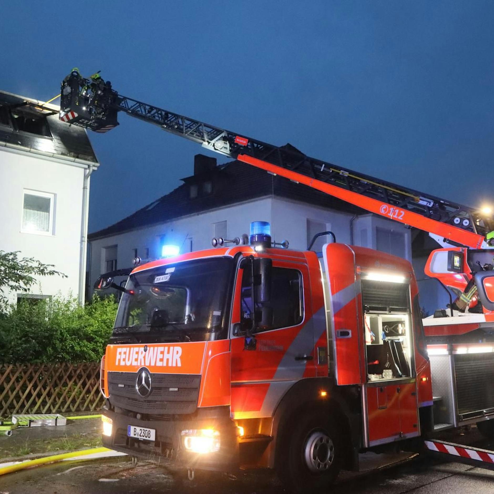 Horror-Brand in Mariendorf: Lebensgefahr nach Rettung aus Dach-Wohnung