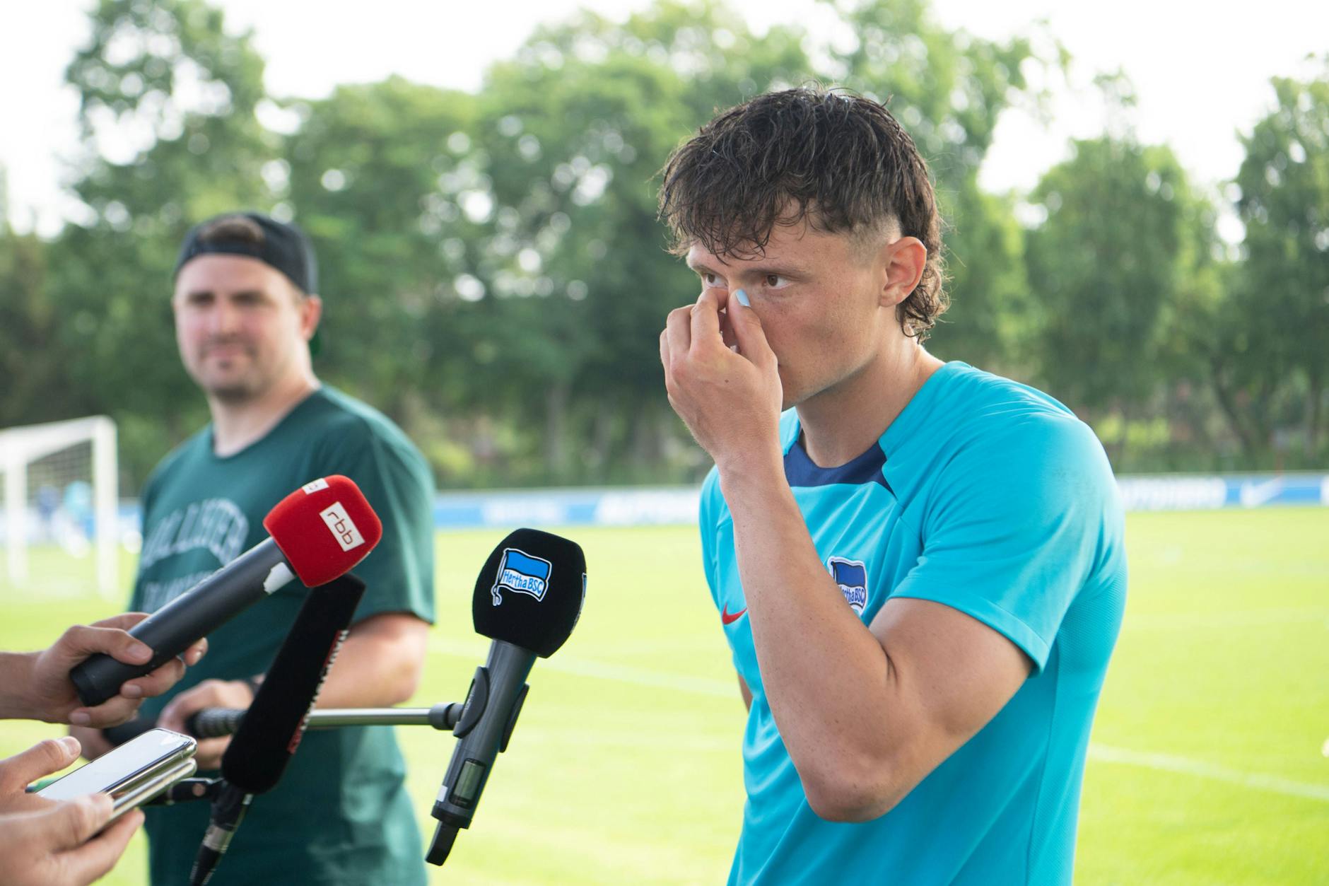 Herthas Publikumsliebling Fabian Reese lackiert seine Fingernägel, weil er es mag. Doch vor einem Jahr wurde er der Publikumsliebling deswegen noch übel beschimpft.