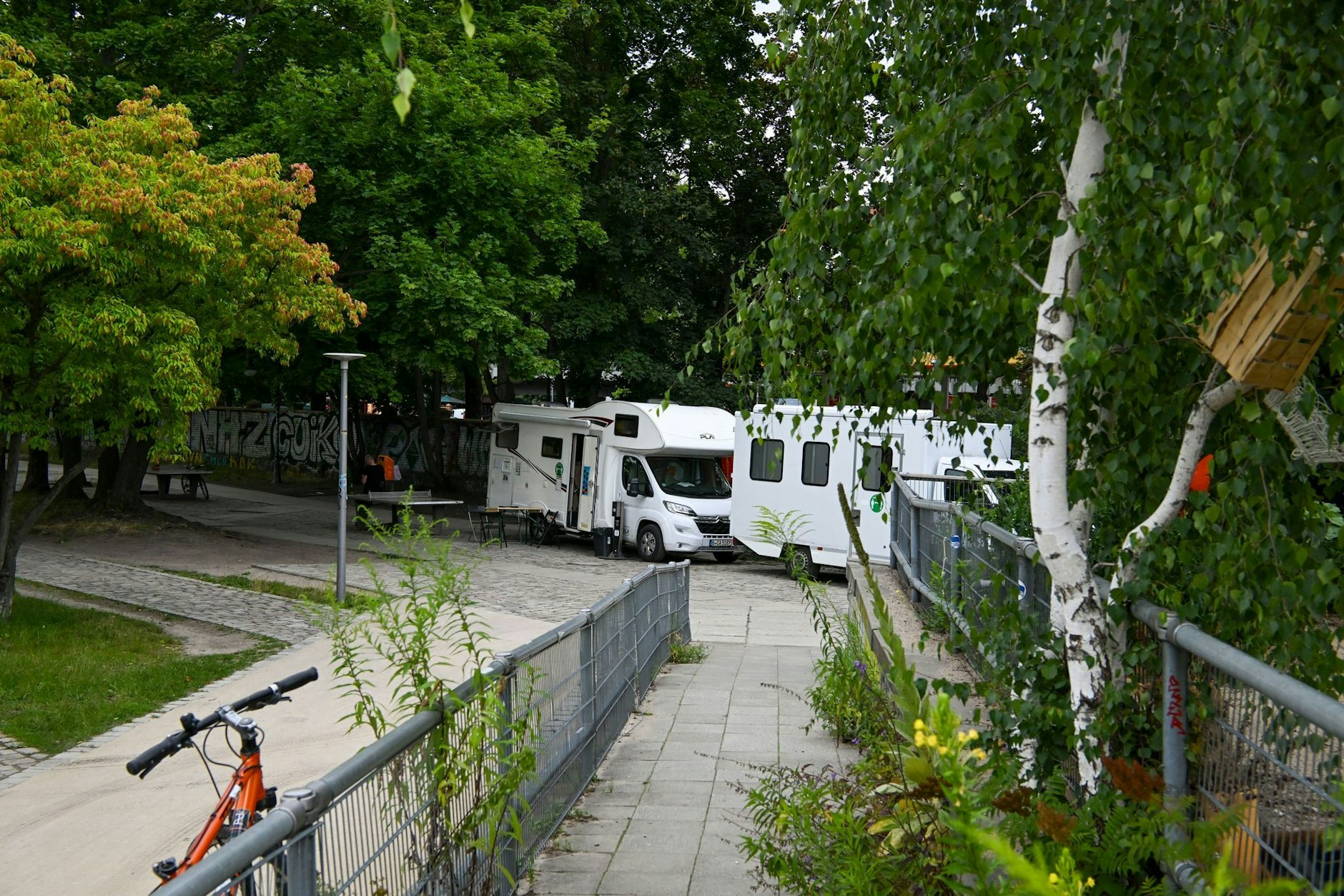 Ein Drogenkonsummobil und ein Beratungspunkt stehen im Görlitzer Park. Es ermöglicht den hygienischen Konsum von mitgebrachten Substanzen unter medizinischer Begleitung. 
