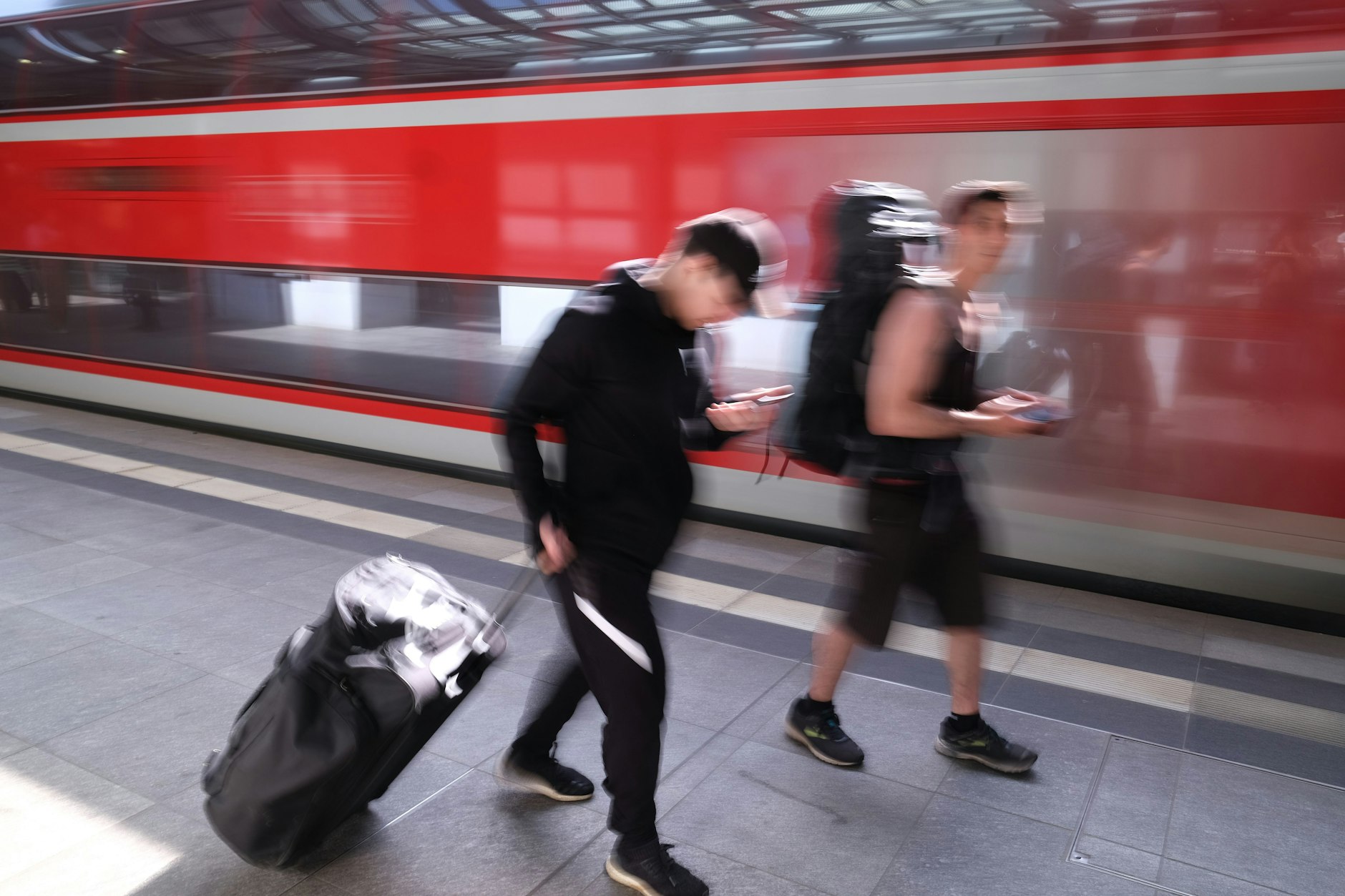 Reisende vor einem Regionalexpress der Deutschen Bahn im Bahnhof Berlin Südkreuz. 2025 werden dort sieben Wochen lang keine roten Züge halten. Fahrgäste müssen auf Busse umsteigen.