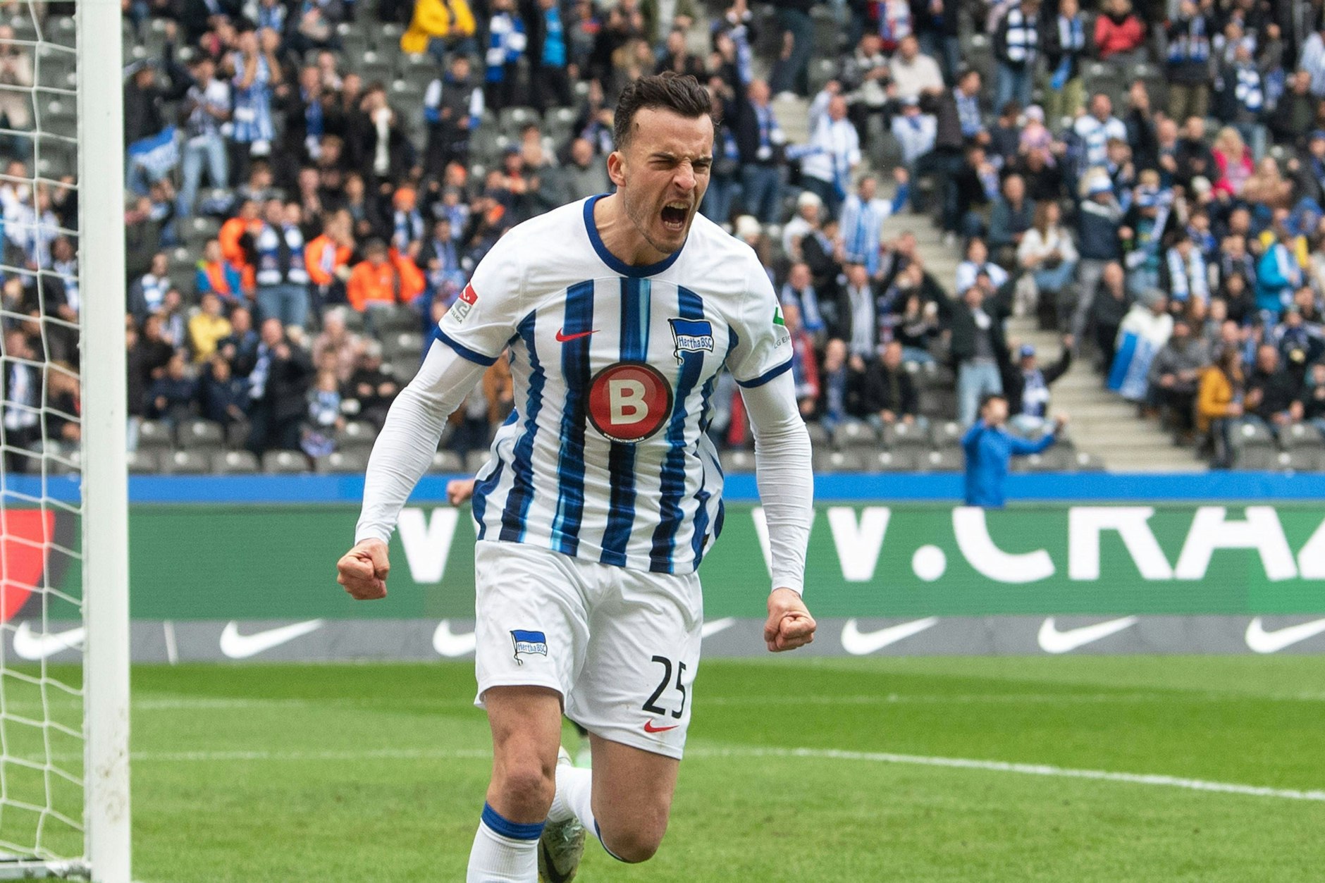 Jawoll! Da jubelt auch Stürmer Haris Tabakovic. Hertha hat endlich mal wieder ein Heimspiel zum Saisonstart. Gegner ist der SC Paderborn. Vergangene Saison traf Tabakovic beim 3:1-Heimsieg gegen den SCP doppelt.