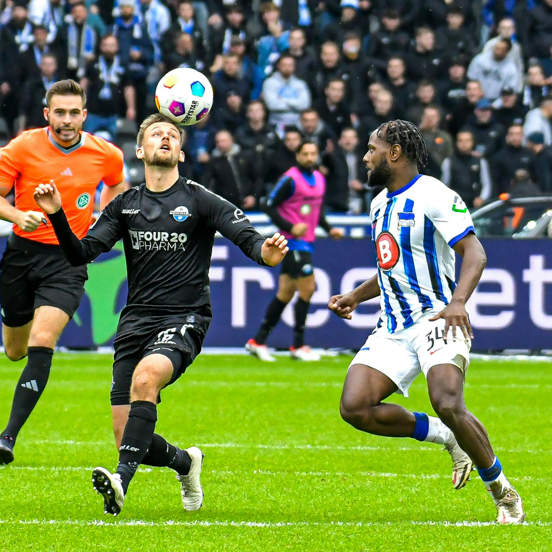 Herthas Kampfmaschine Deyo Zeefuik im Duell mit Paderborns Sebastian Klaas