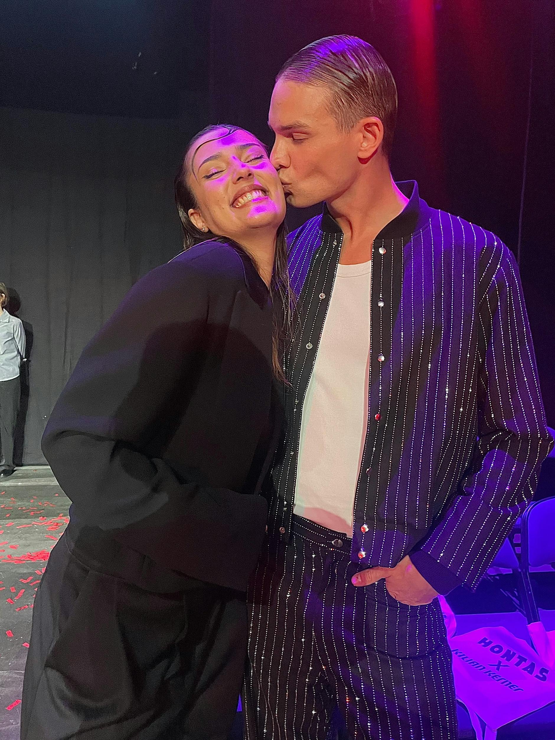 Immer wieder suchen Armin und Grace Körperkontakt zueinander.