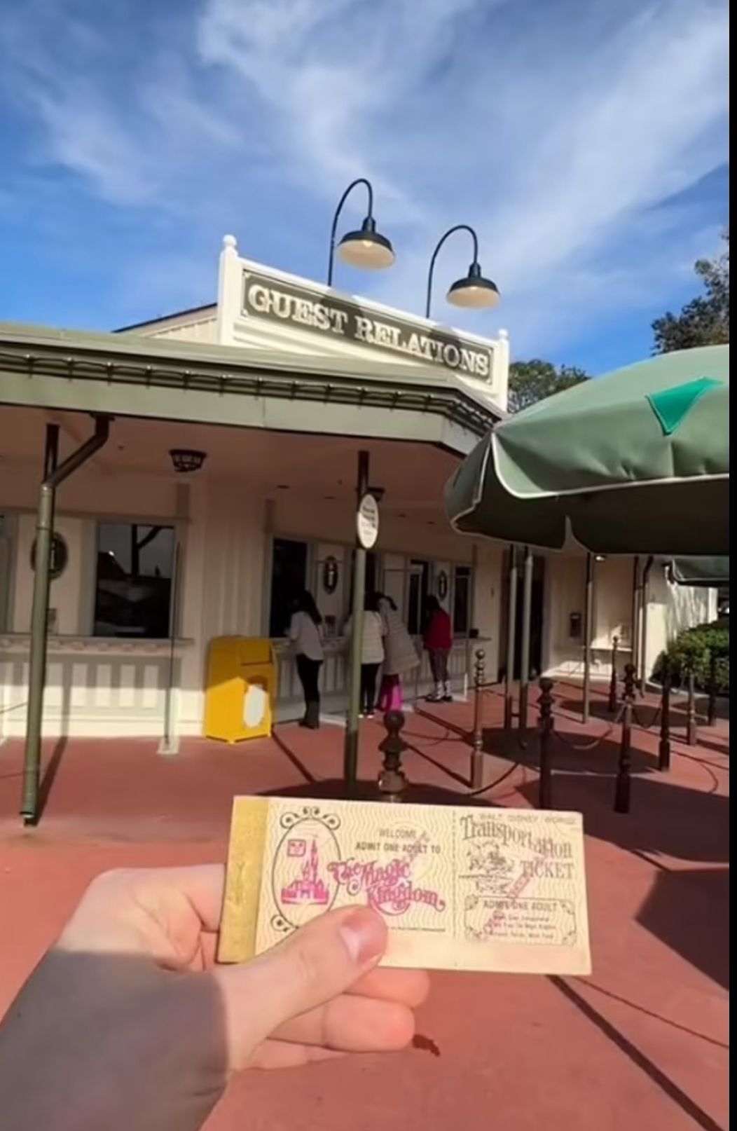 TikToker kommt mit 46 Jahre altem Ticket ins Disney World