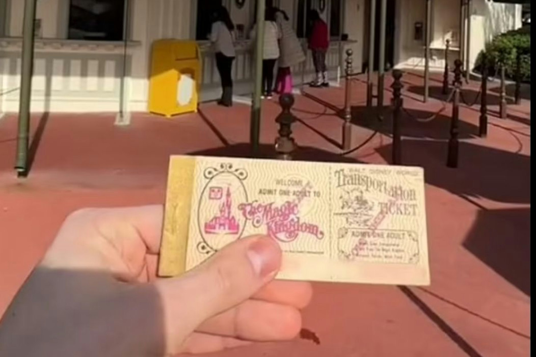 TikToker Matthew Ables kommt mit seinem 46 Jahre alten Ticket in der Hand ins Disney World’s Magic Kingdom in Orlando (Florida).