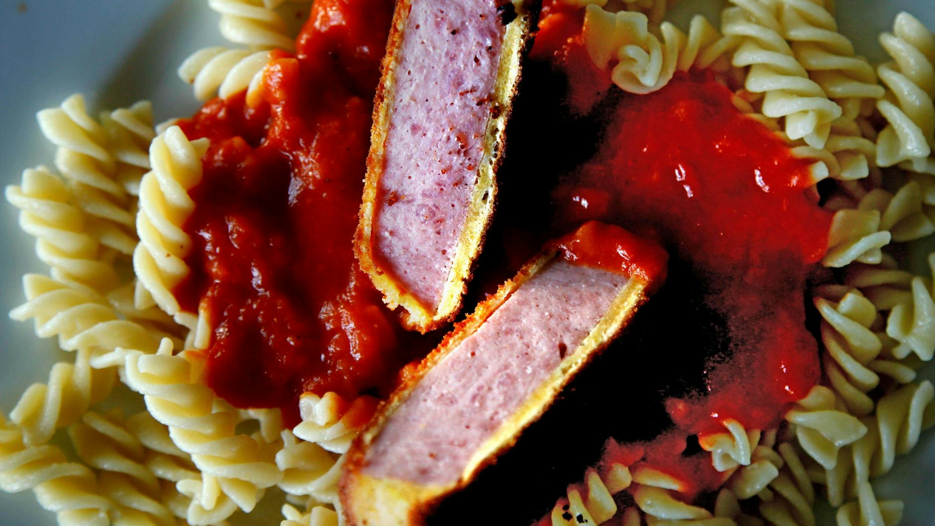 Mit dem Rezept für DDR-Jägerschnitzel zaubern Sie ein einfaches, aber super-leckeres Essen.