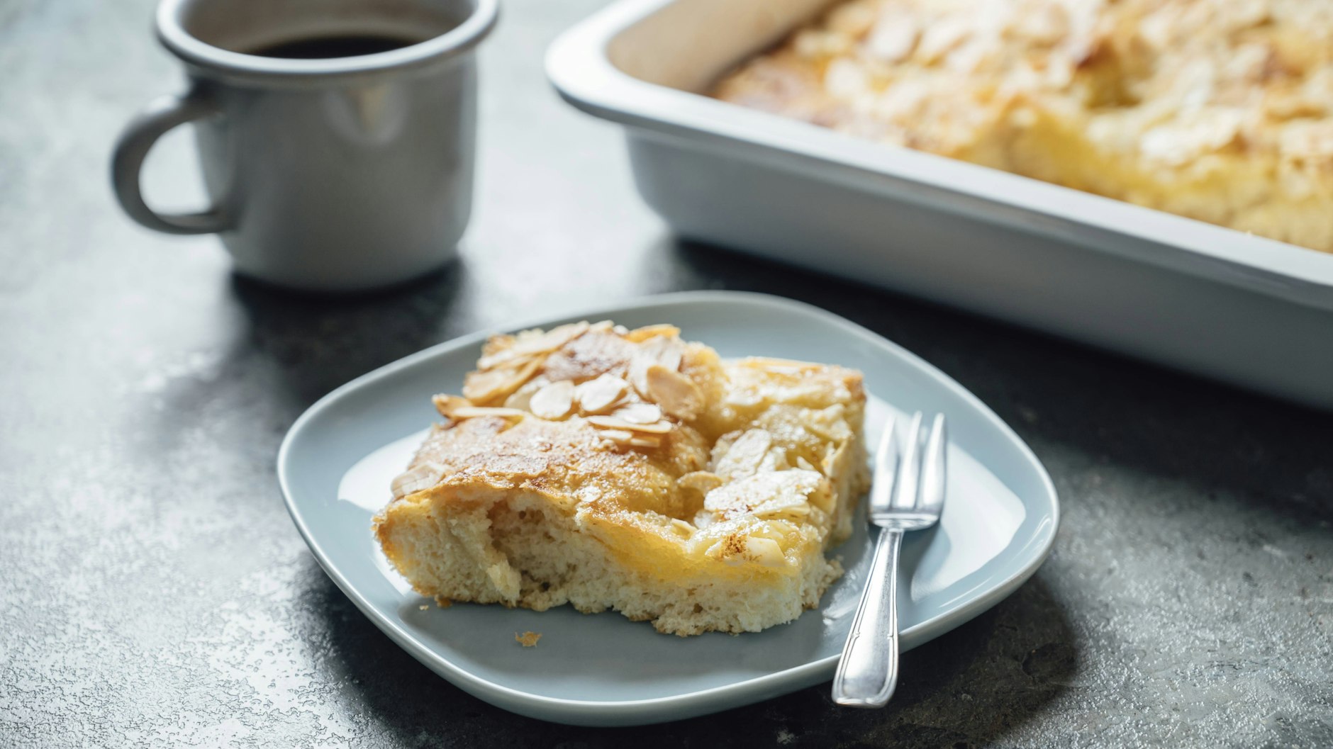 Der leckere Butter-Zuckerkuchen nach unserem Rezept passt perfekt zu einer Tasse Kaffee.