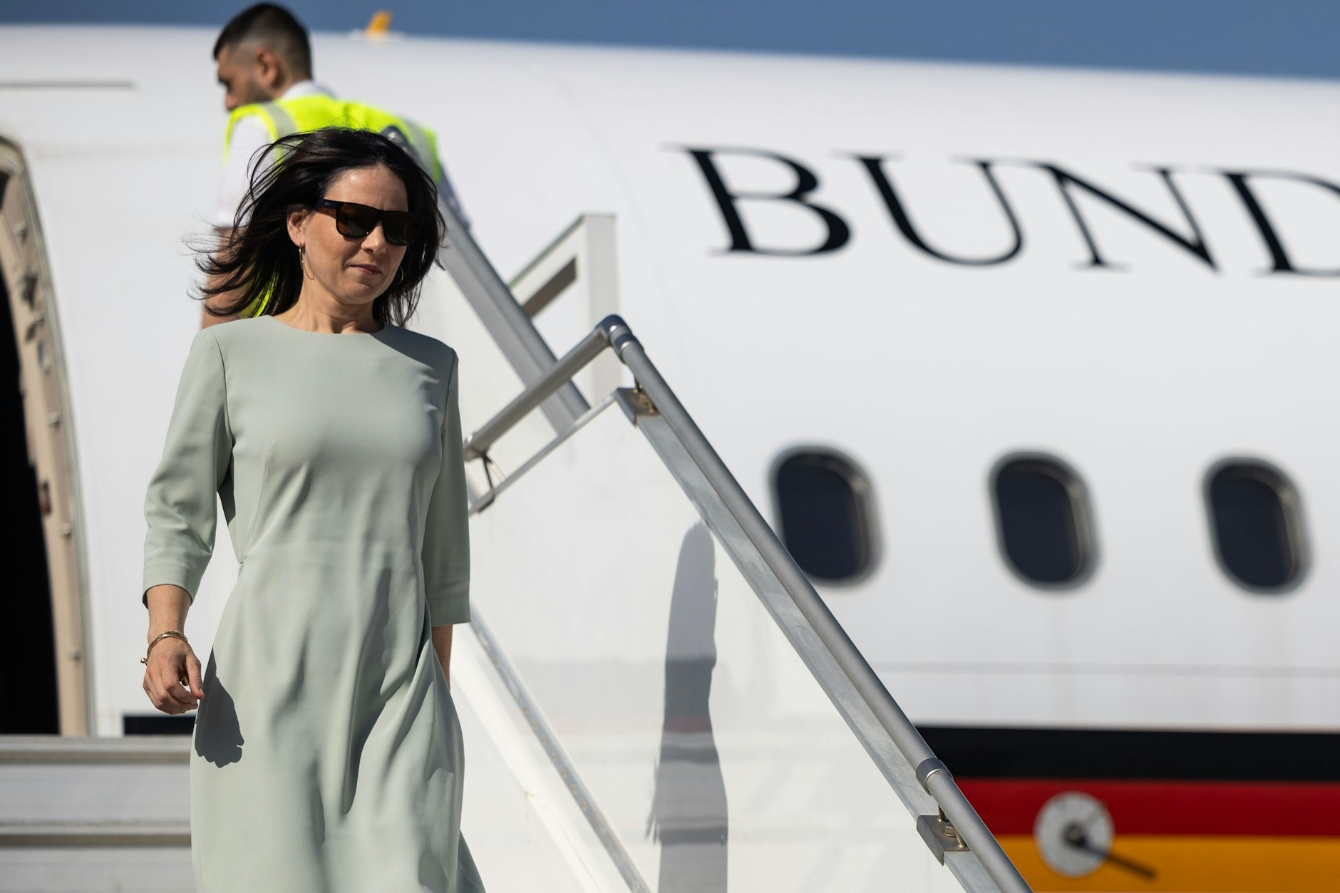 Bundesaußenministerin Baerbock steigt aus einem Regierungsflugzeug bei ihrer Ankunft im Libanon.