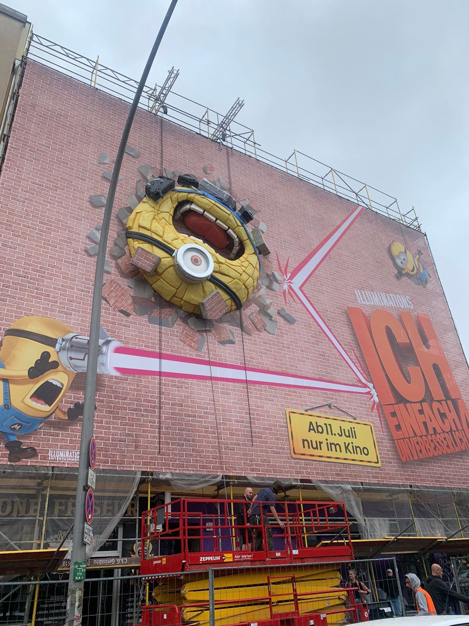 Sommer hinter der Plane: In diesem Haus leben seit Monaten Menschen hinter Riesenplakaten