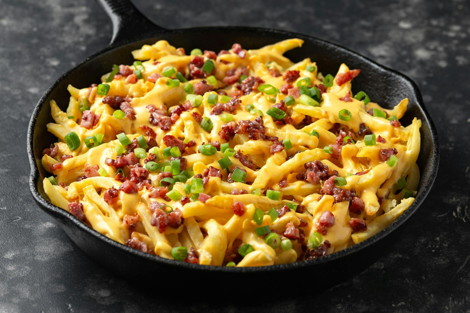 Haben Sie schon einmal Pommes-Auflauf probiert? Dieses Rezept mit Käse und viel Schinken ist eine echte Wohltat für die Seele.