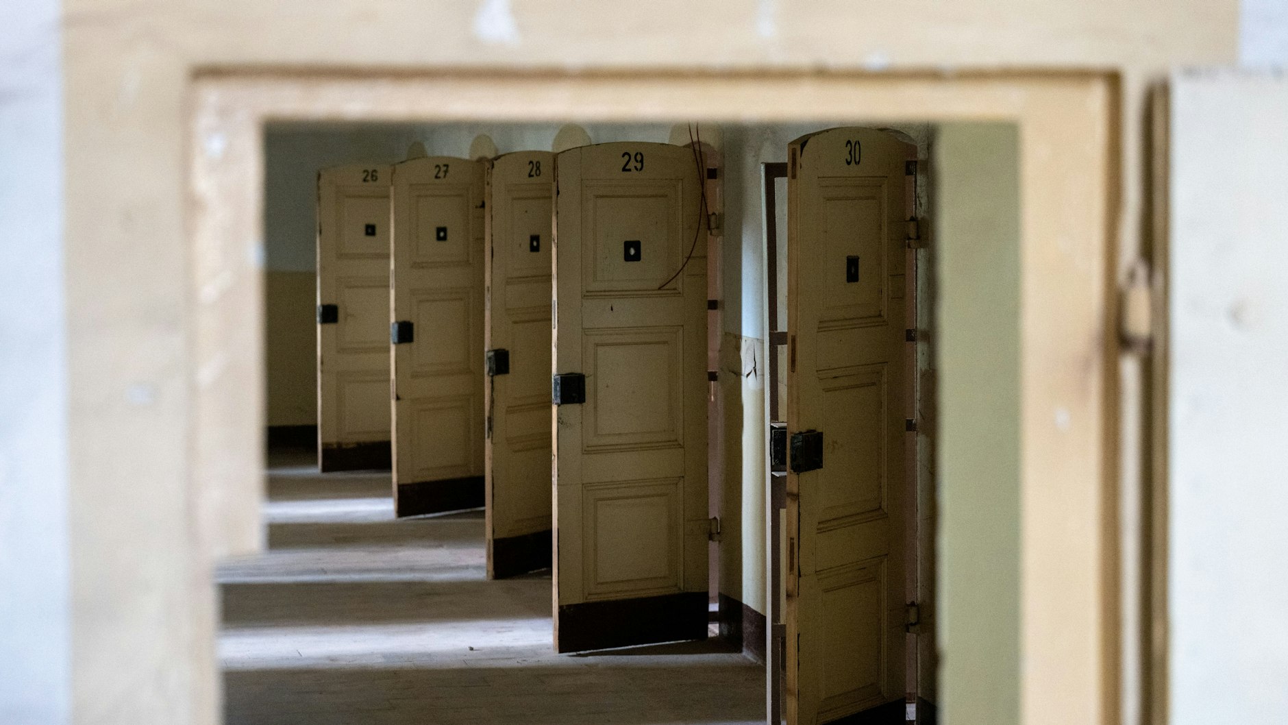 Die Türen im Zellentrakt des früheren Frauengefängnisses Schloss Hoheneck stehen offen. Hoheneck war einst das größte Frauengefängnis der DDR.