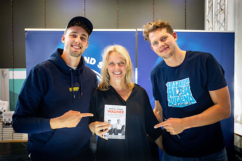 Beate Wagner (Mitte) hat ein Buch über den sportlichen Werdegang ihrer Söhne Franz (links) und Moritz (rechts) von Alba Berlin bis in die NBA und zum Weltmeistertitel geschrieben.