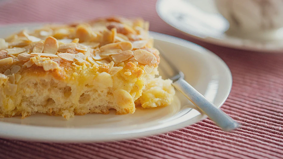 Einfach lecker und einfach genial: Saftiger Butter-Zuckerkuchen nach unserem Rezept schmeckt einfach nach Kindheit!