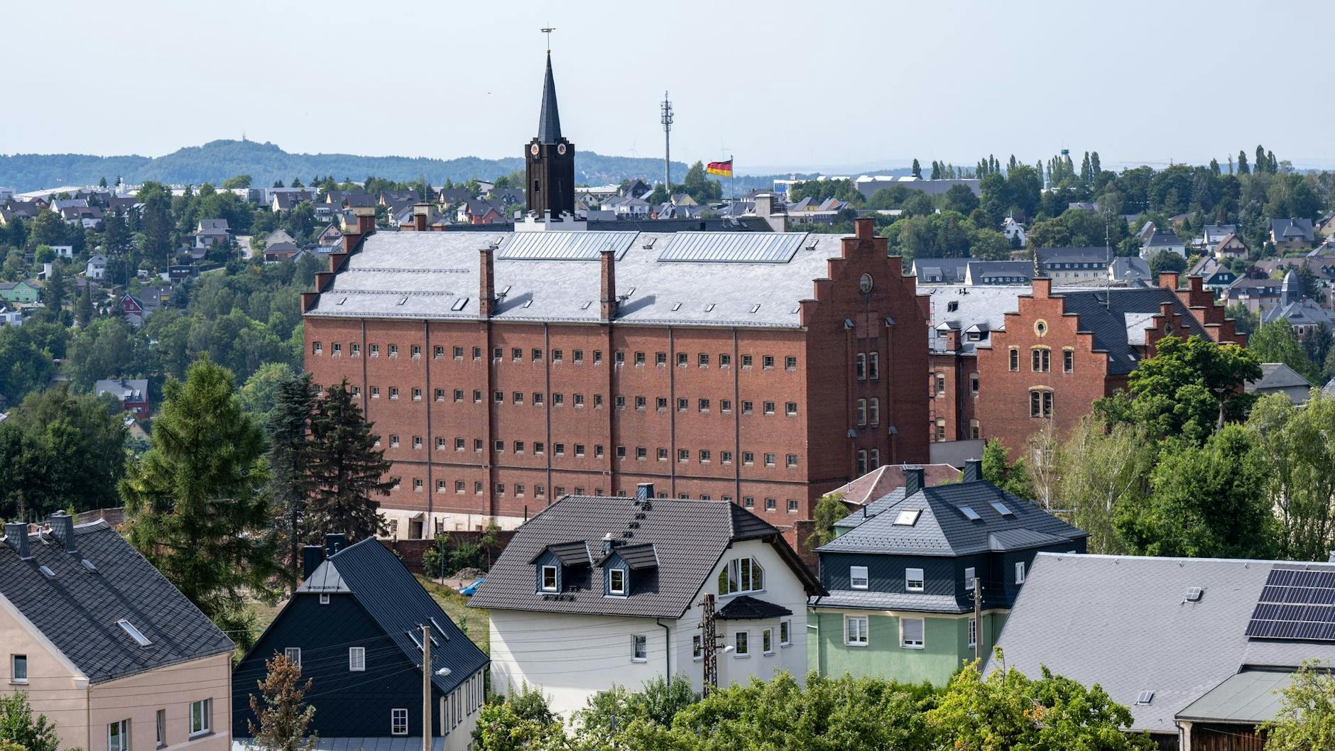 Markant ragt das Schloss Hoheneck zwischen den Dächern der Stadt Stollberg hervor. 