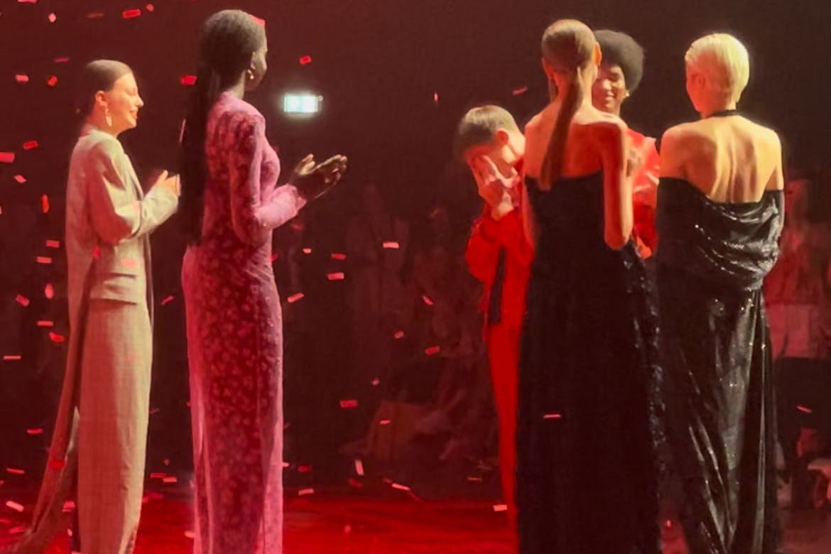 Kilian Kerner weint bei seiner Fashionshow.