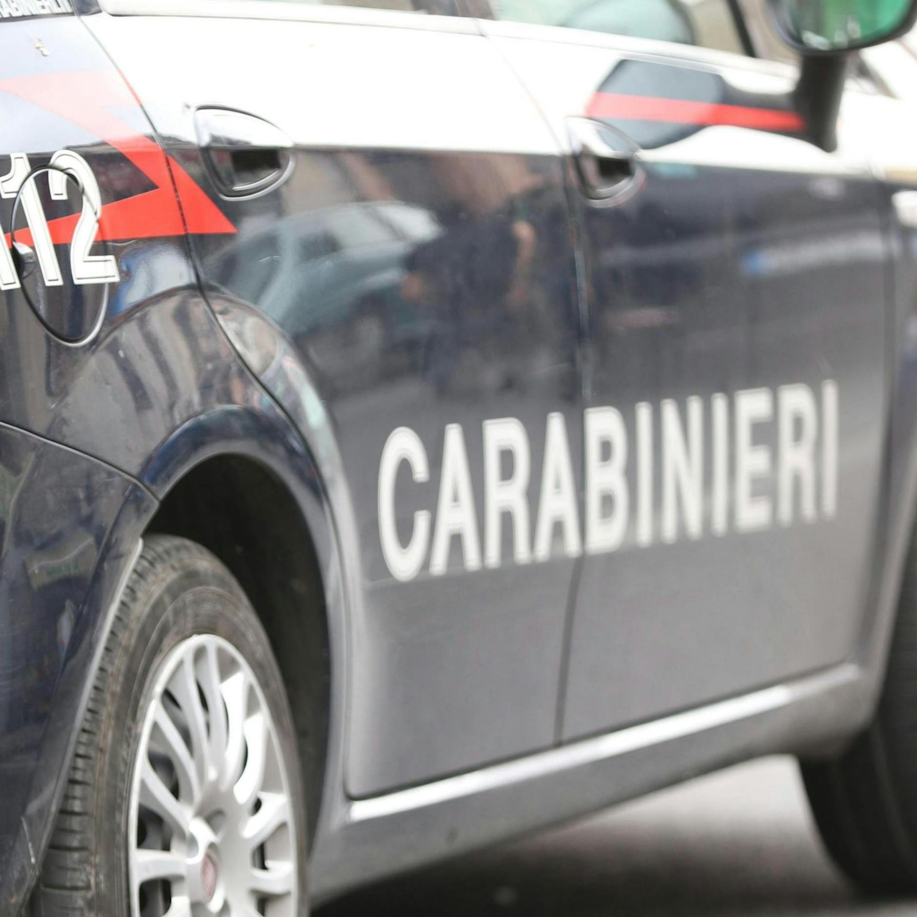 Mann enthauptet eigenen Bruder und schmeißt den Kopf vom Balkon