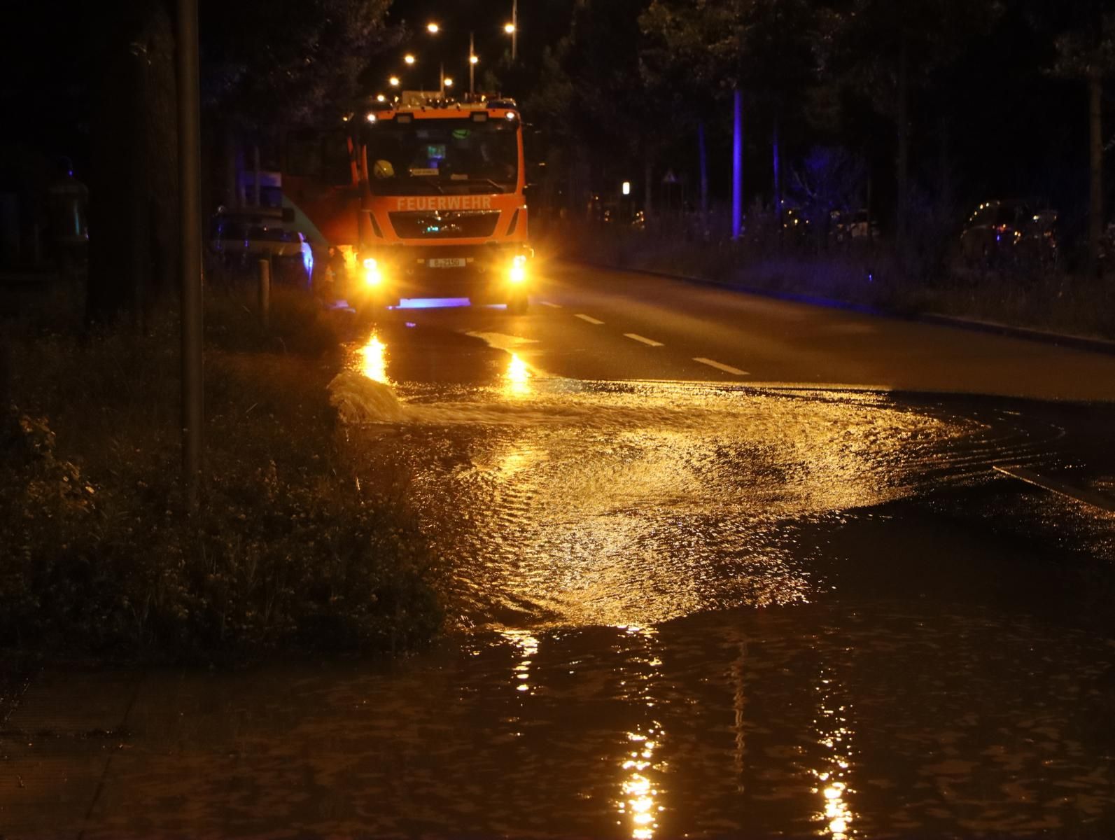 „Posse“ am Kirchhainer Damm: Wasser flutet Straße – weil einer pennte?