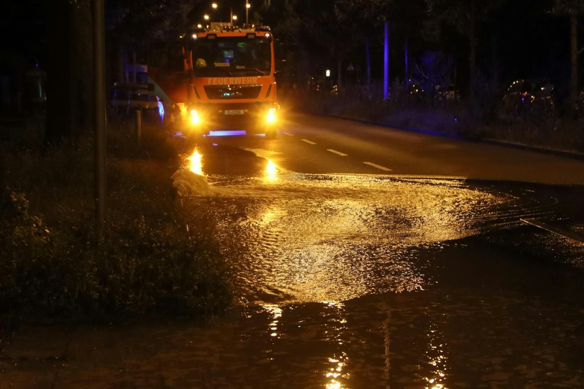 Auf dem Kirchhainer Damm kam es zu einem Wasserrohrbruch. Die Straße wurde überflutet.  