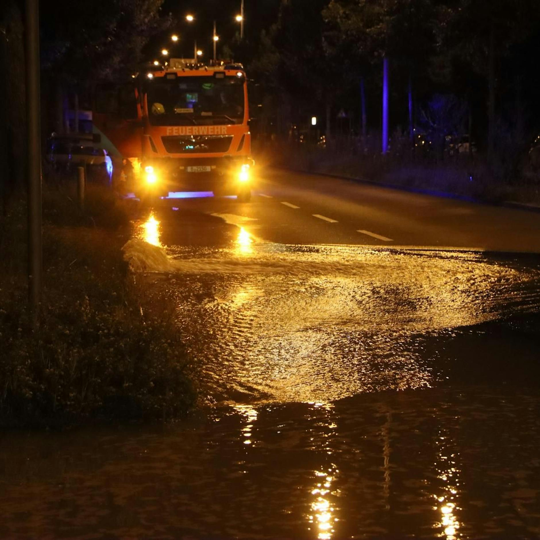 „Posse“ am Kirchhainer Damm: Wasser flutet Straße – weil einer pennte?