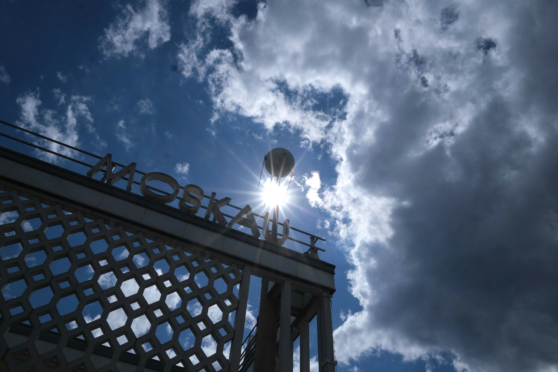 Das Café Moskau in Berlin-Mitte steht unter Denkmalschutz, auch der Schriftzug MOSKAU – MOCKBA.